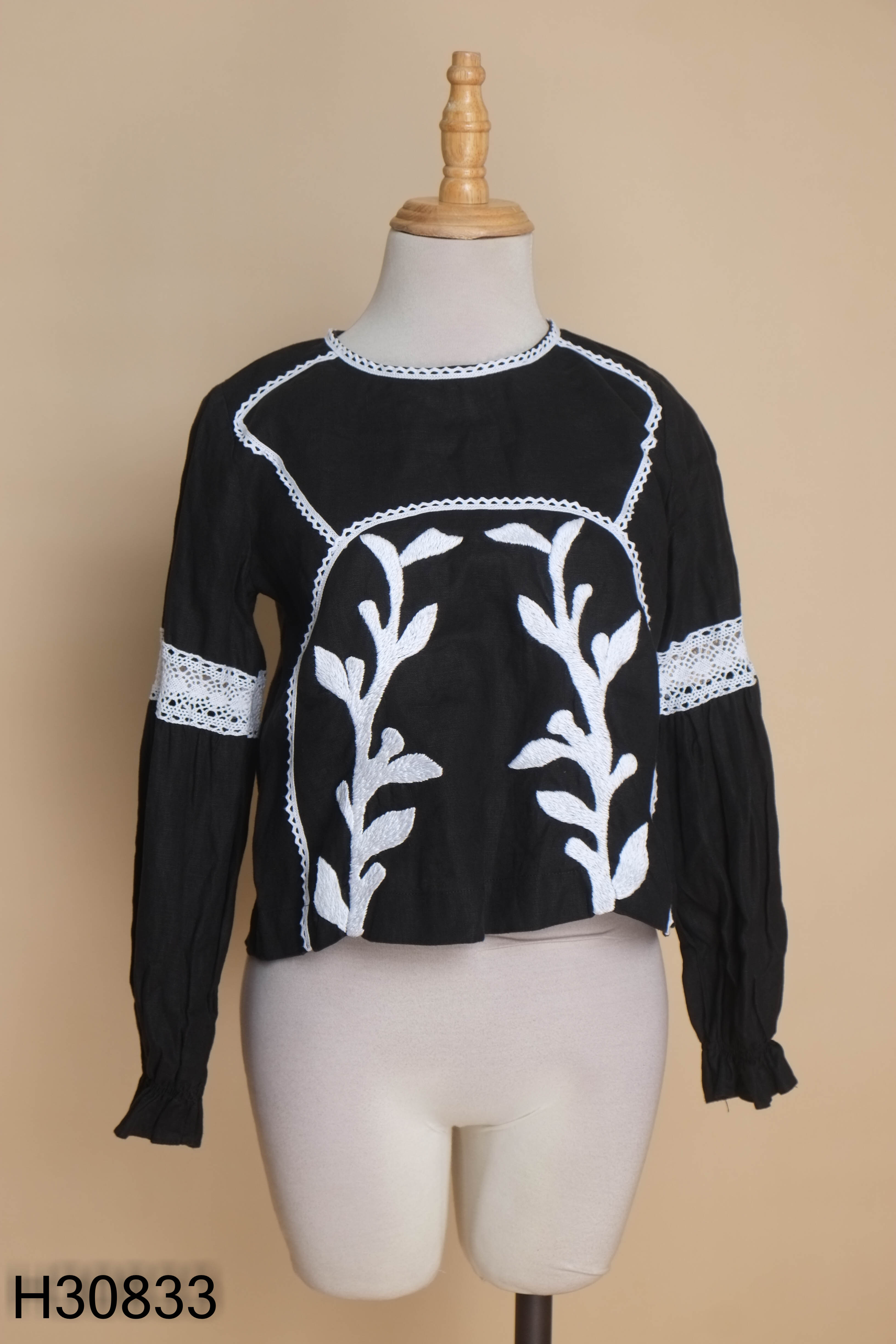 Áo linen GÁC LINEN đen thêu hoa trắng