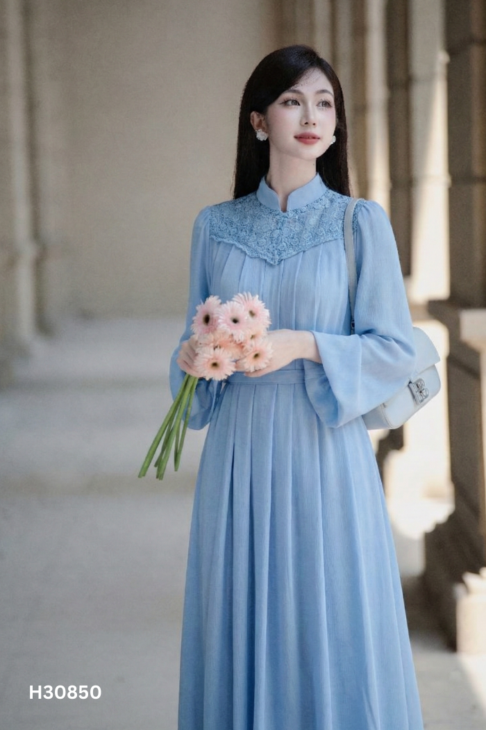 Váy xanh suông phối ren