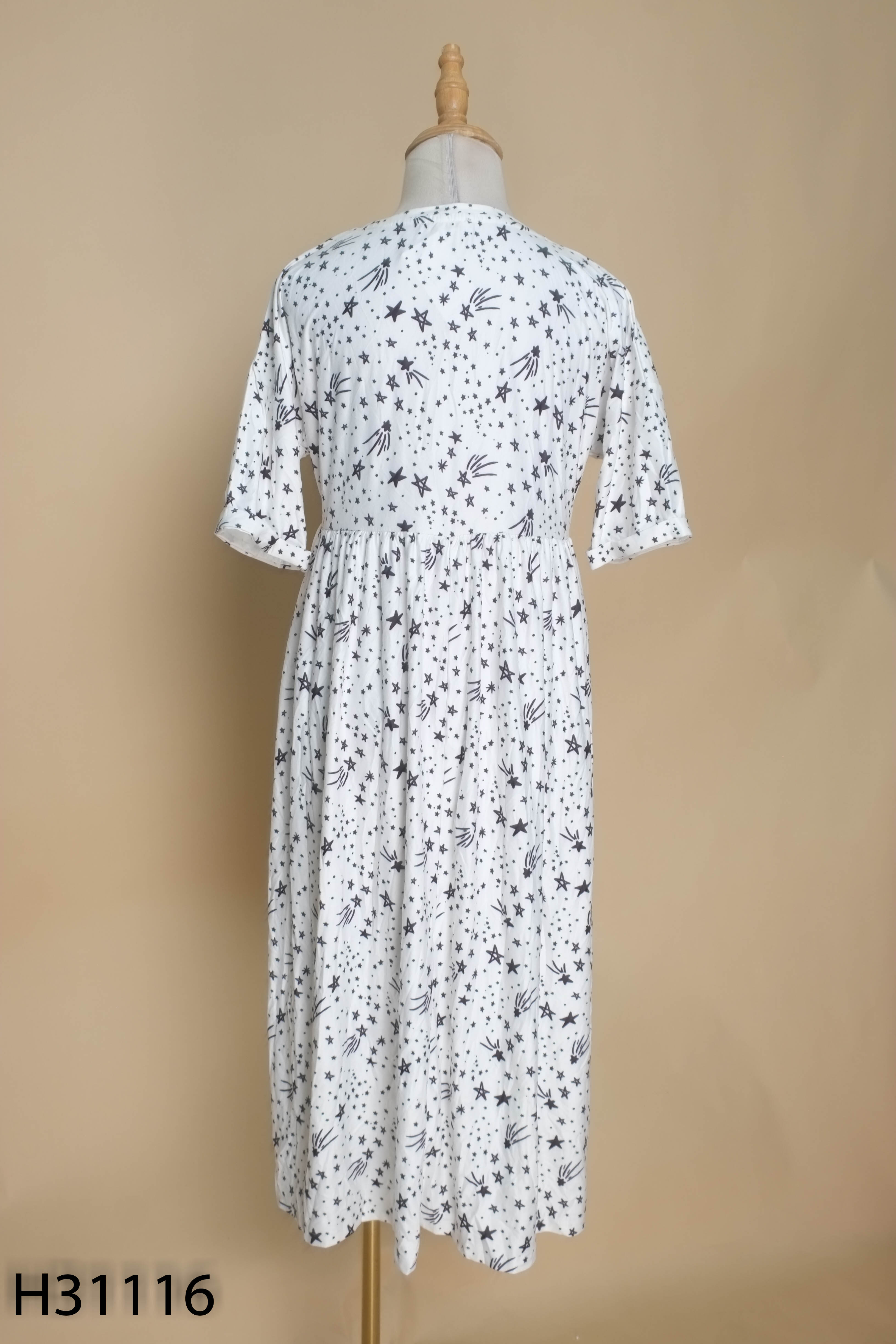 Váy trắng URBAN THREADS họa tiết sao