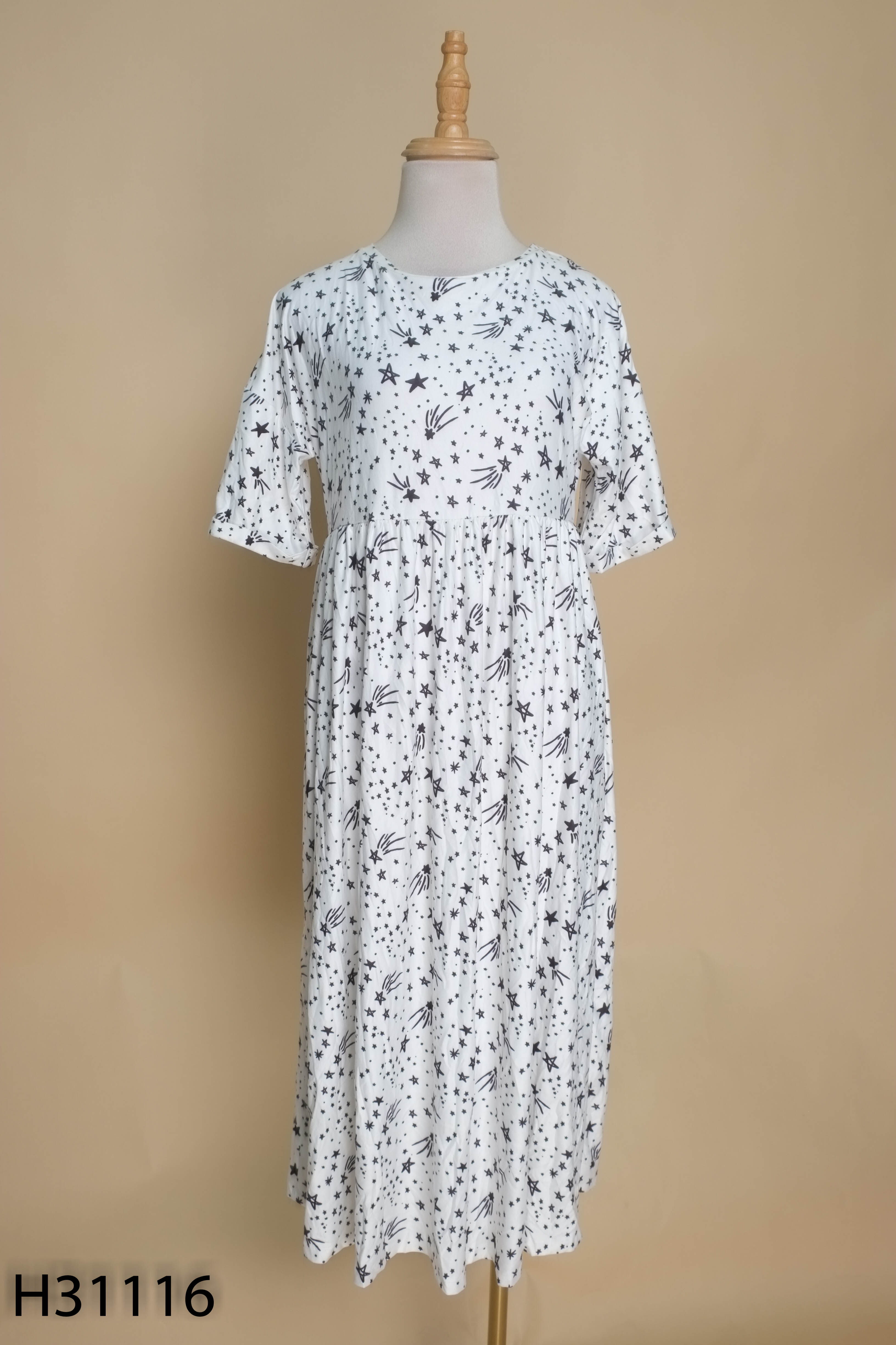 Váy trắng URBAN THREADS họa tiết sao