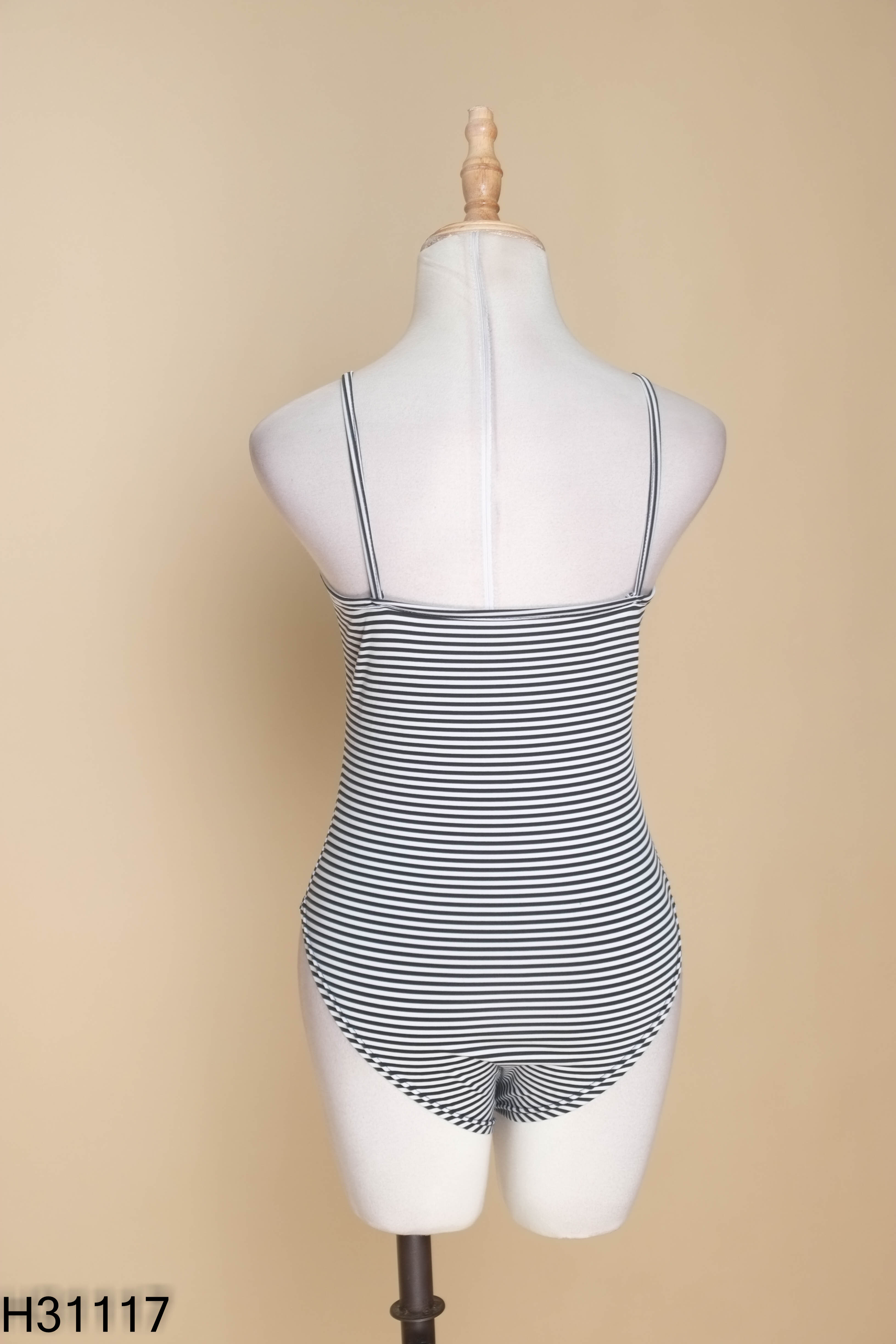 Jumpsuit hai dây đen kẻ trắng