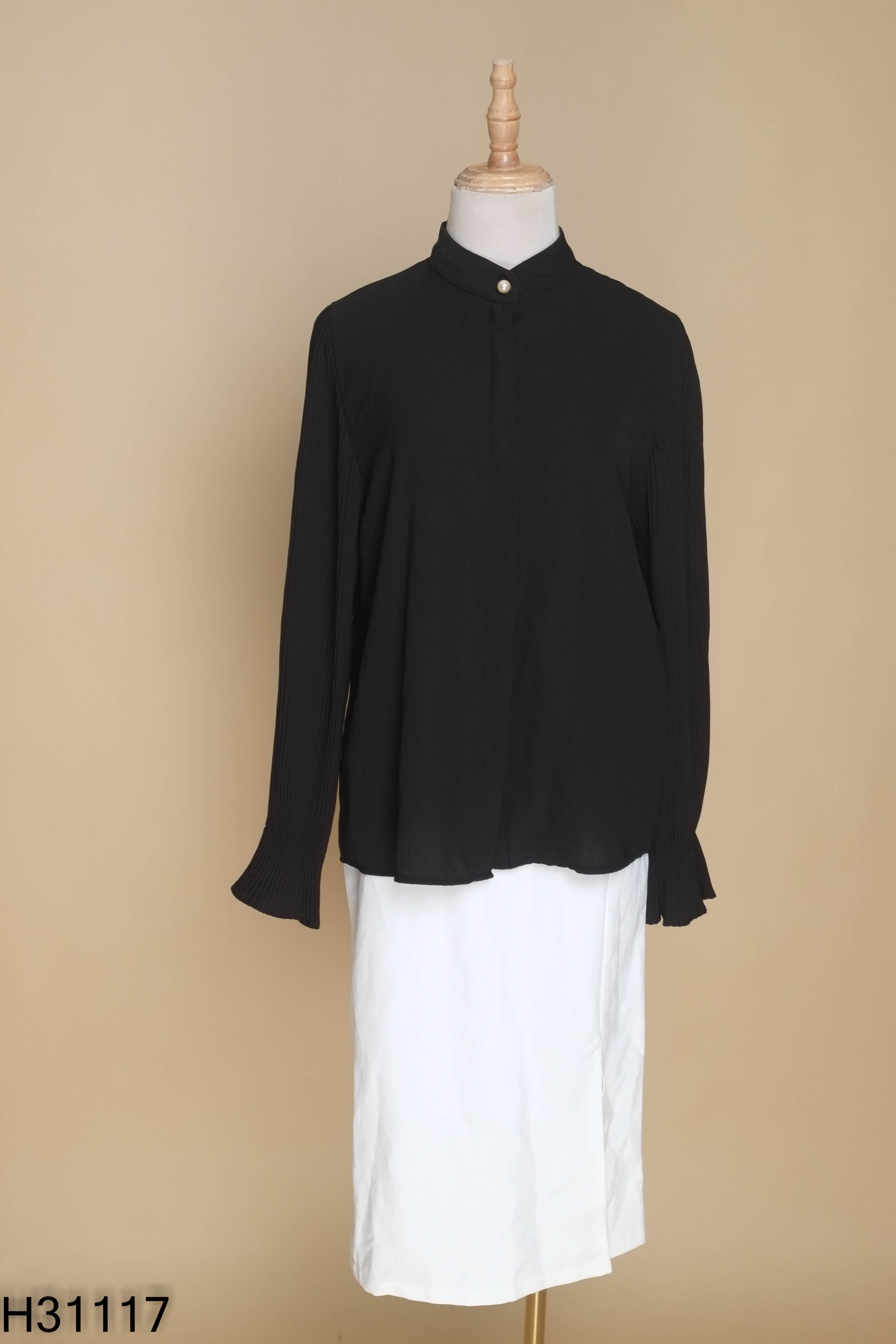 Set áo đen + chân váy trắng