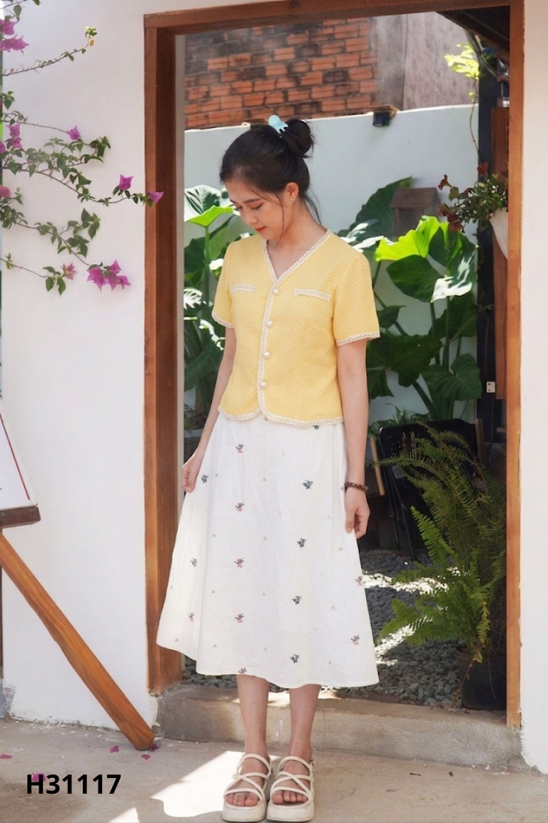 Set áo len vàng + chân váy be thêu họa tiết