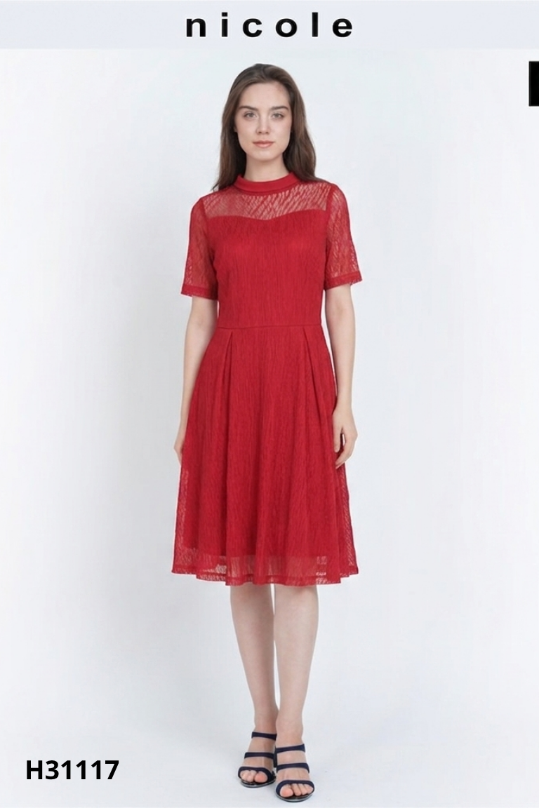 Váy đỏ xếp ly
