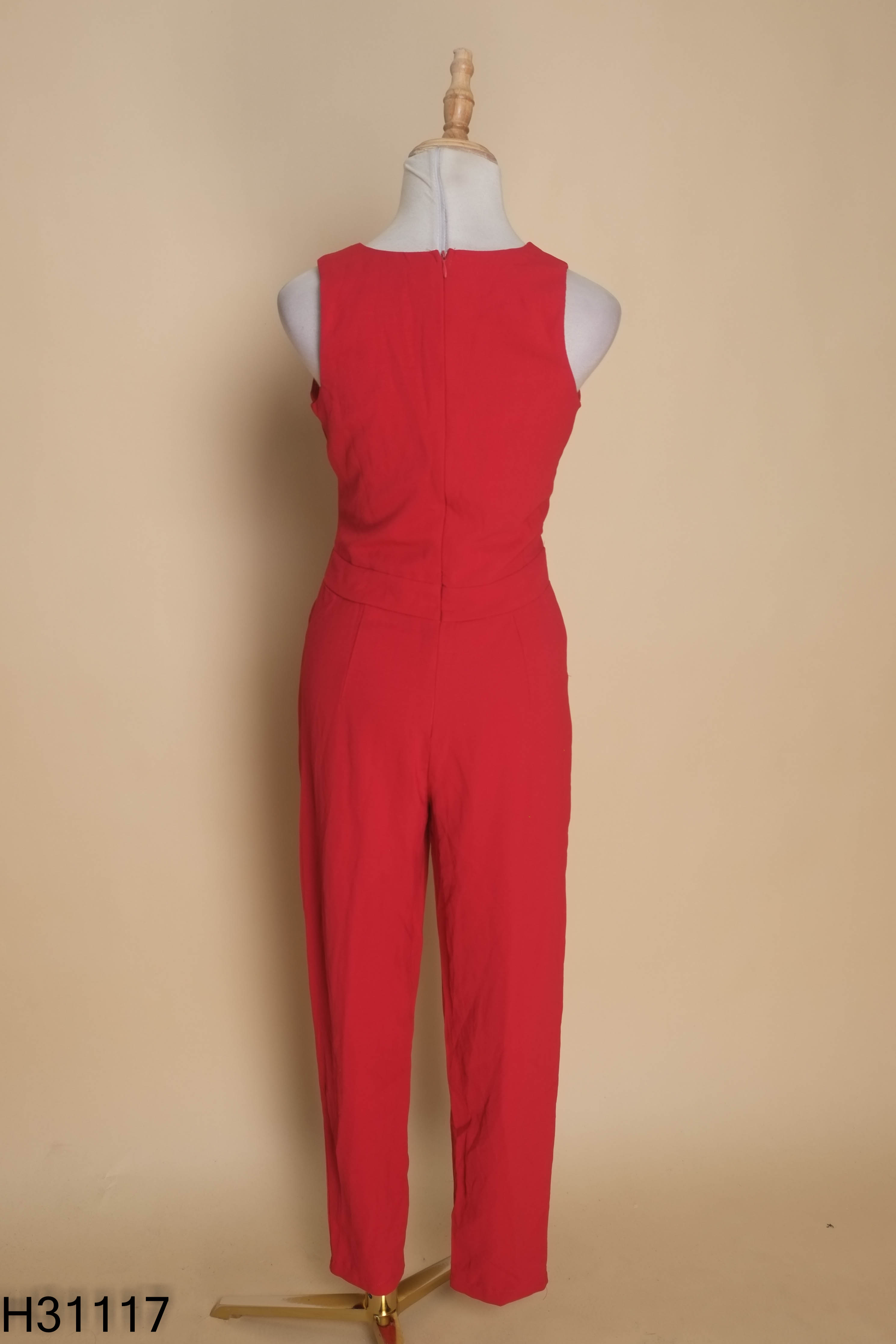 Jumpsuit đỏ xoắn eo