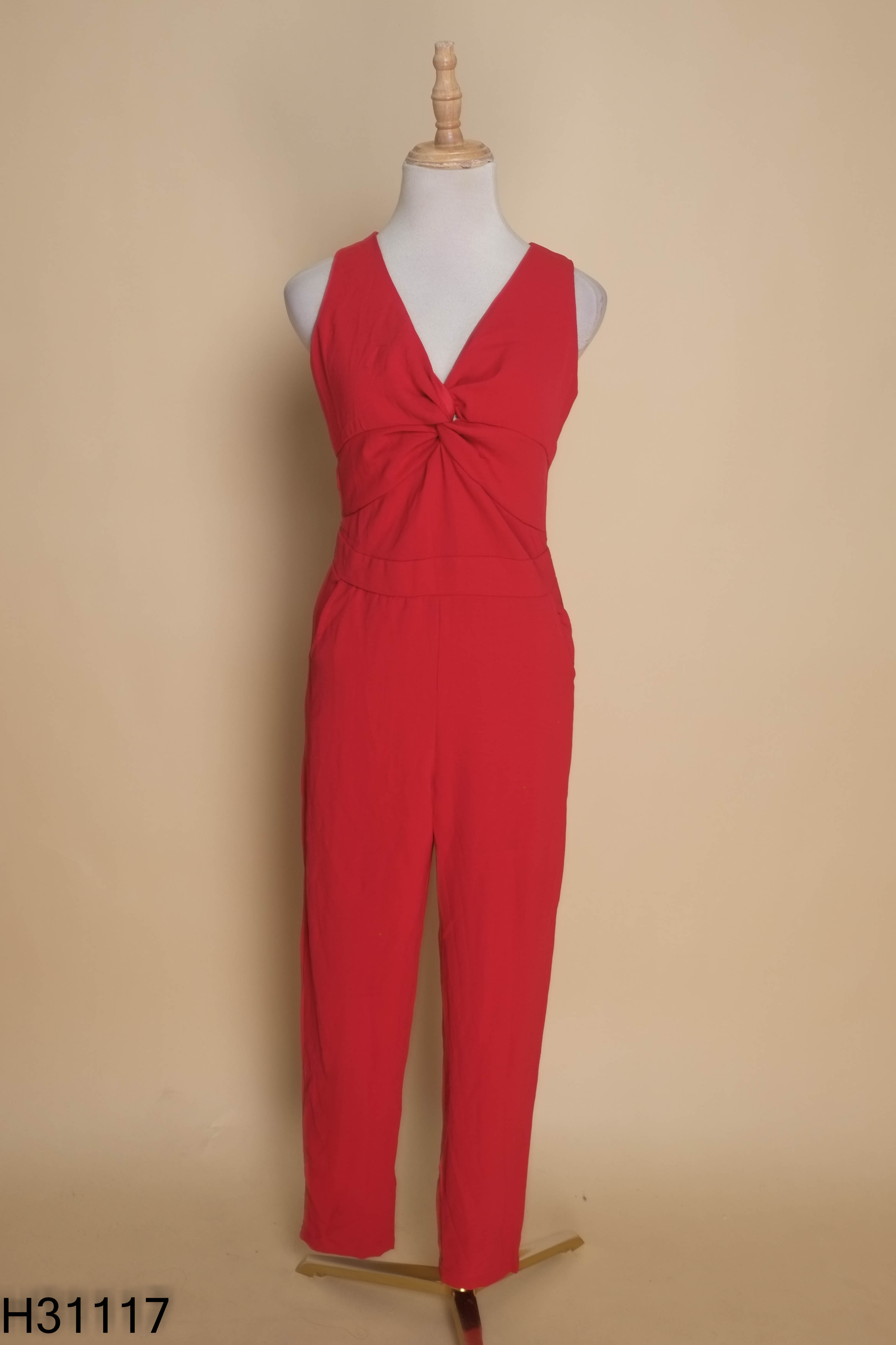 Jumpsuit đỏ xoắn eo