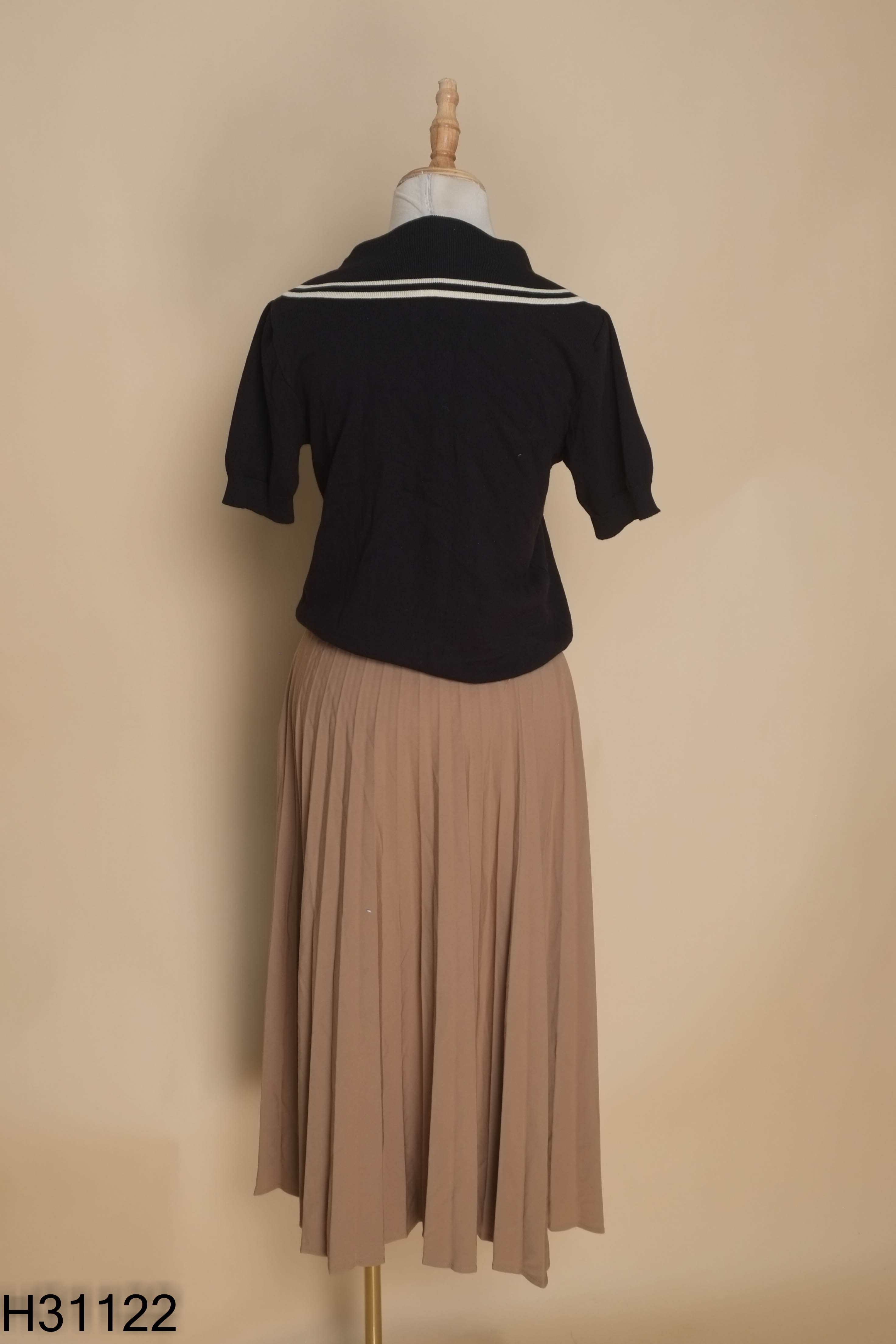 Set đen STRADIVARIUS+váy xếp li nâu