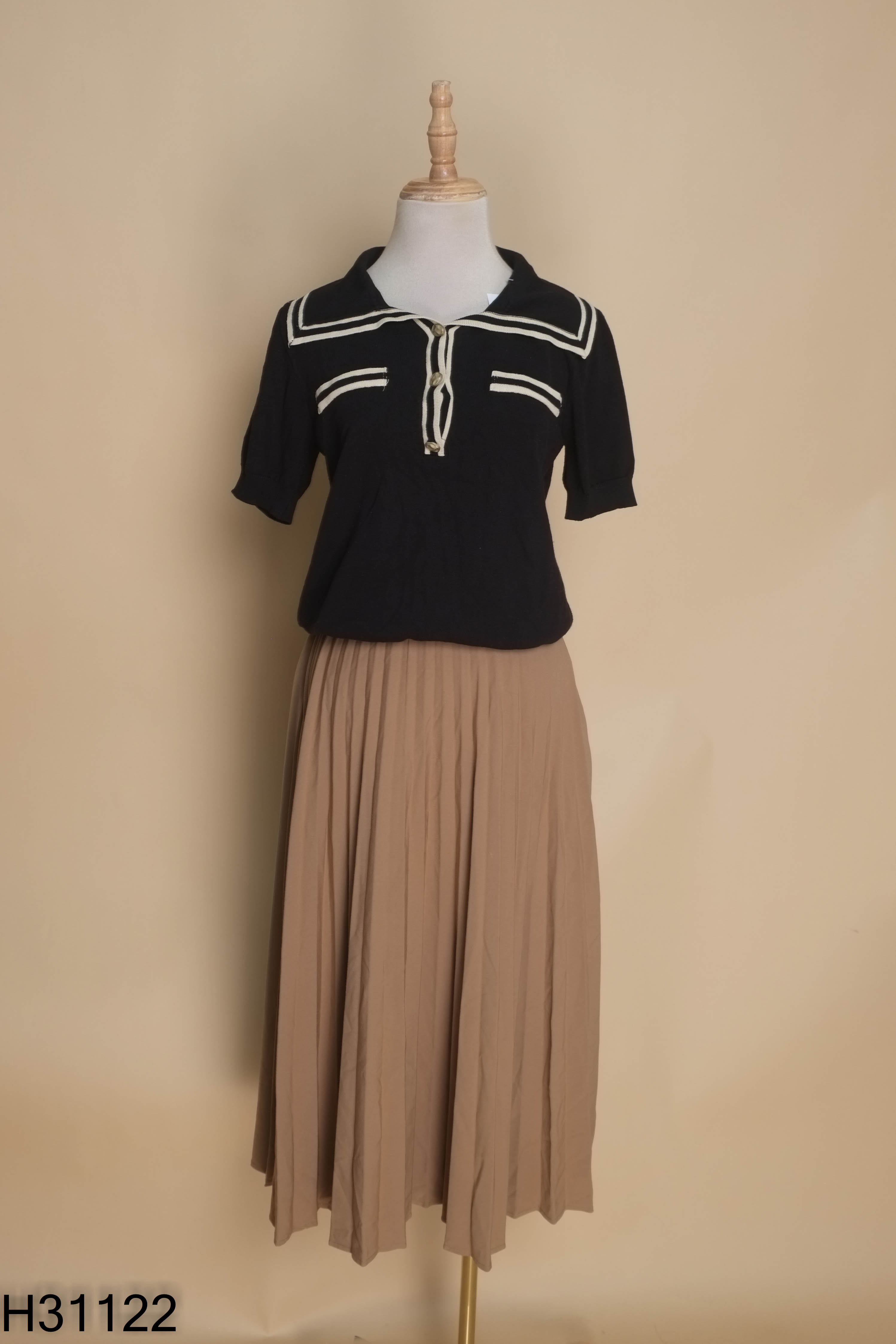 Set đen STRADIVARIUS+váy xếp li nâu