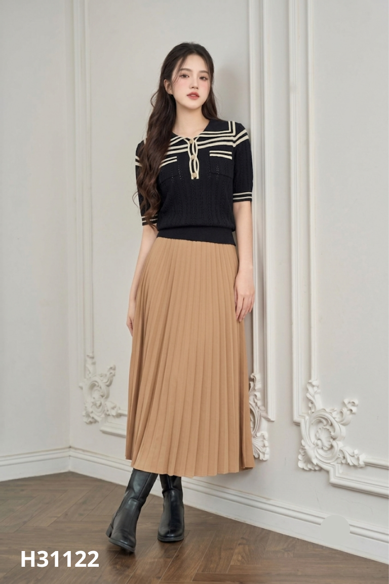 Set đen STRADIVARIUS+váy xếp li nâu