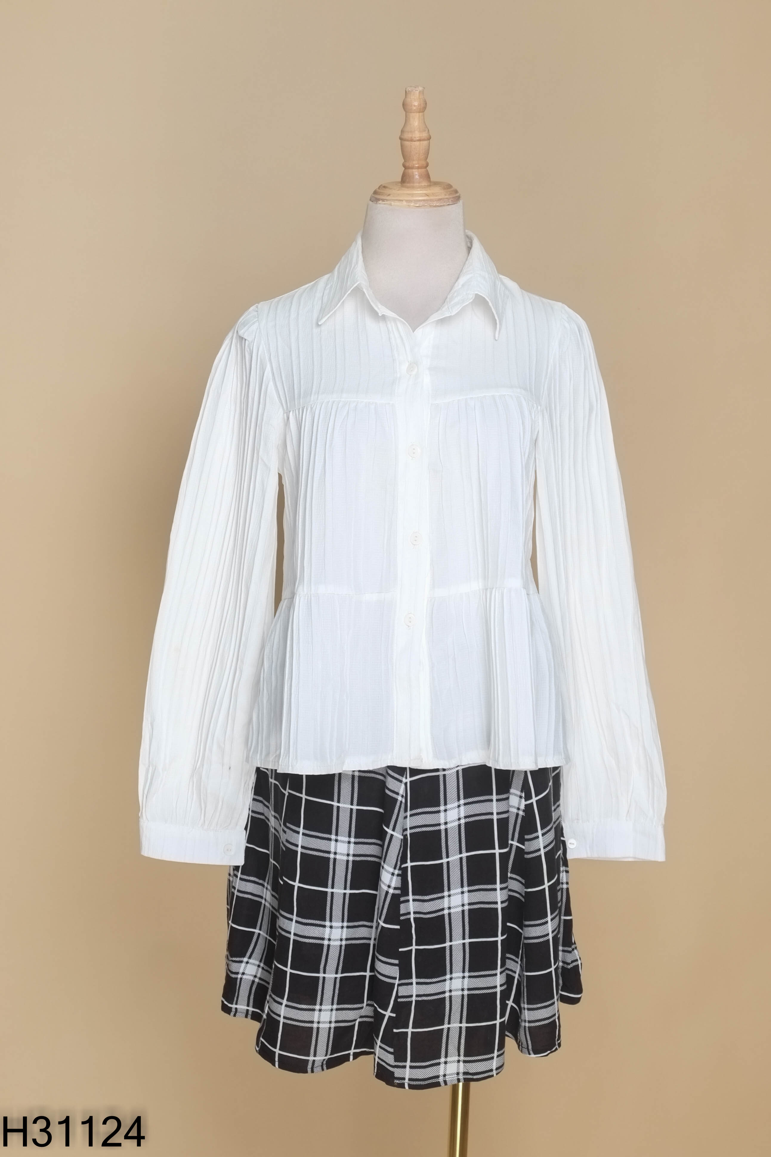 Set sơ mi trắng+váy đen kẻ