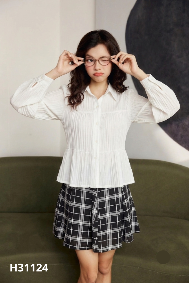 Set sơ mi trắng+váy đen kẻ