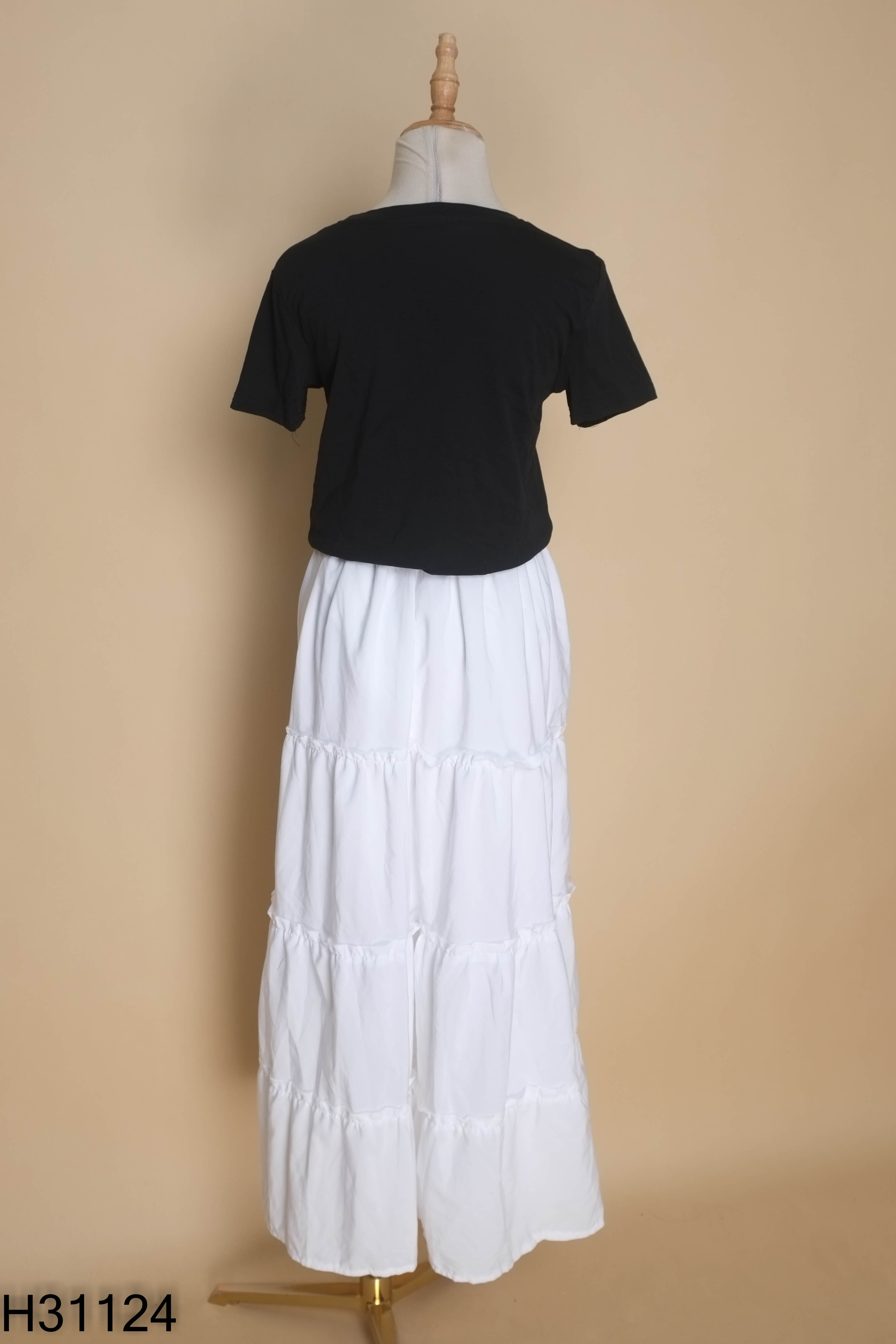 Set đen áo thun+váy trắng
