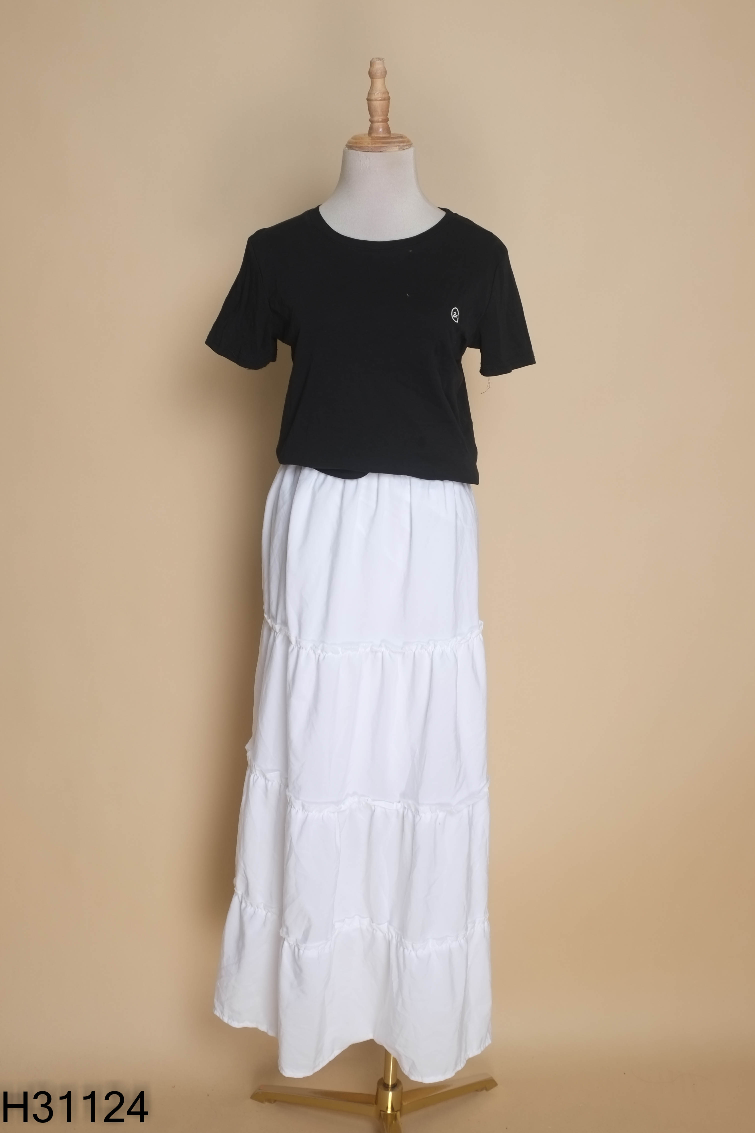 Set đen áo thun+váy trắng