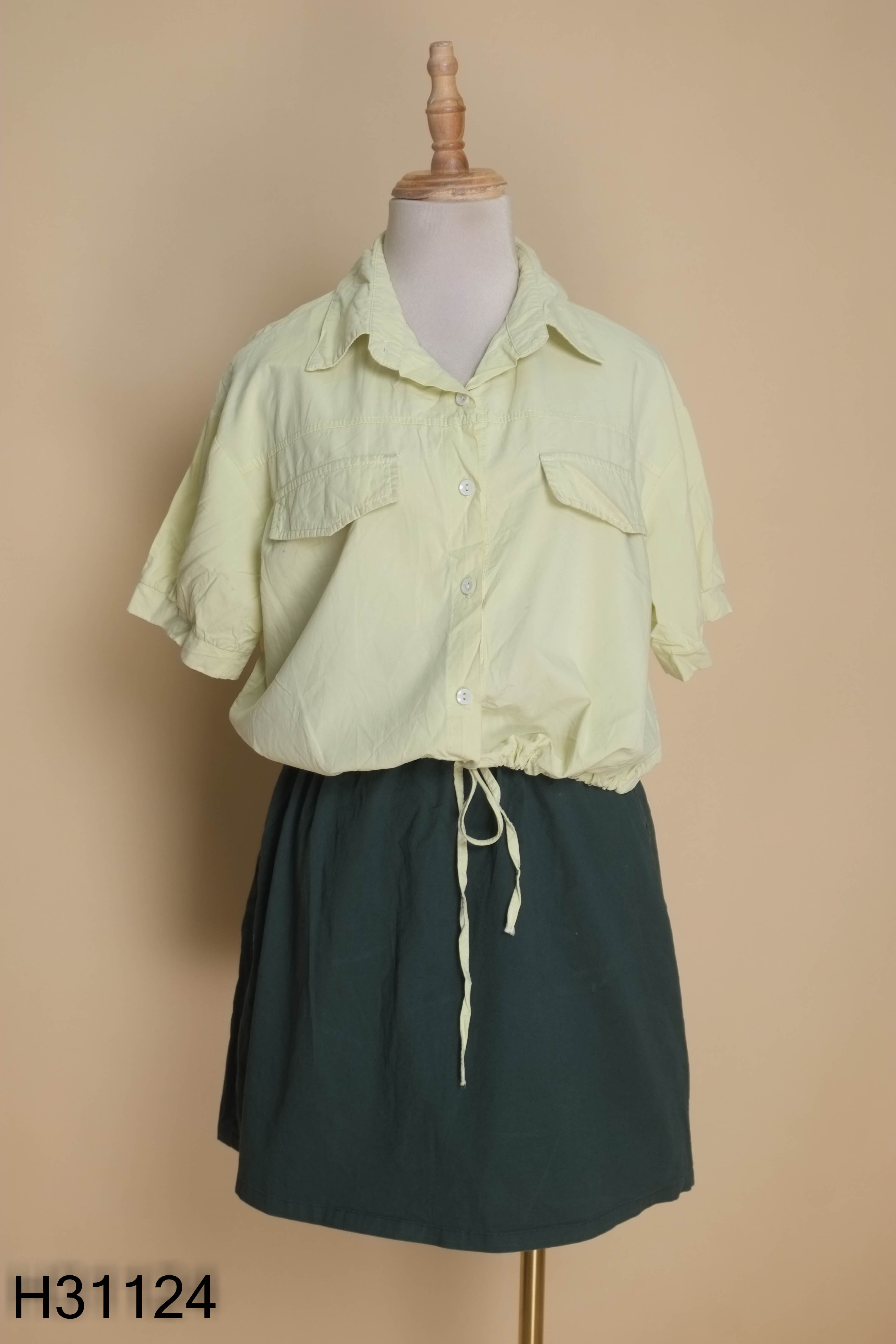 Set sơ mi xanh+váy UNIQLO