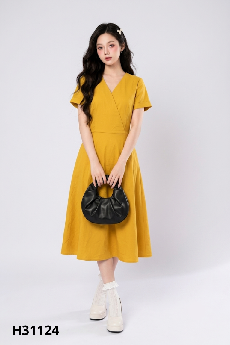 Váy lụa vàng cổ tim