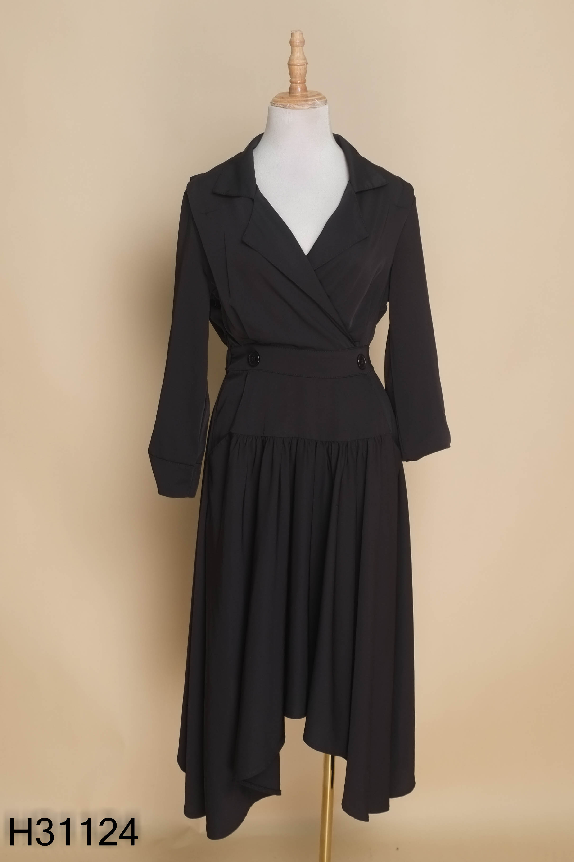 Váy đen dài tay cổ vest
