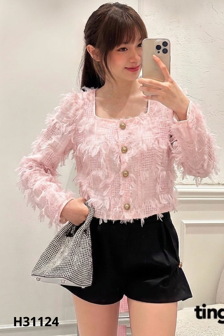 Áo hồng phối lưới cúc vàng