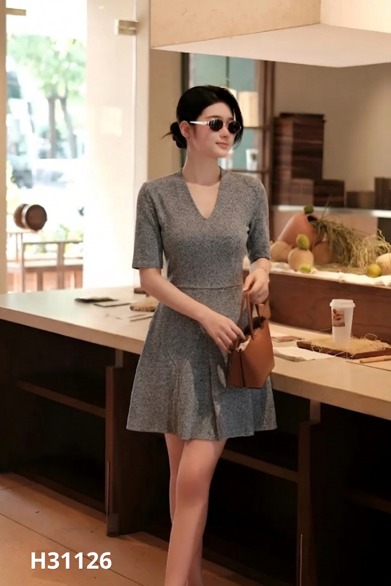 Váy len xám đen cổ V