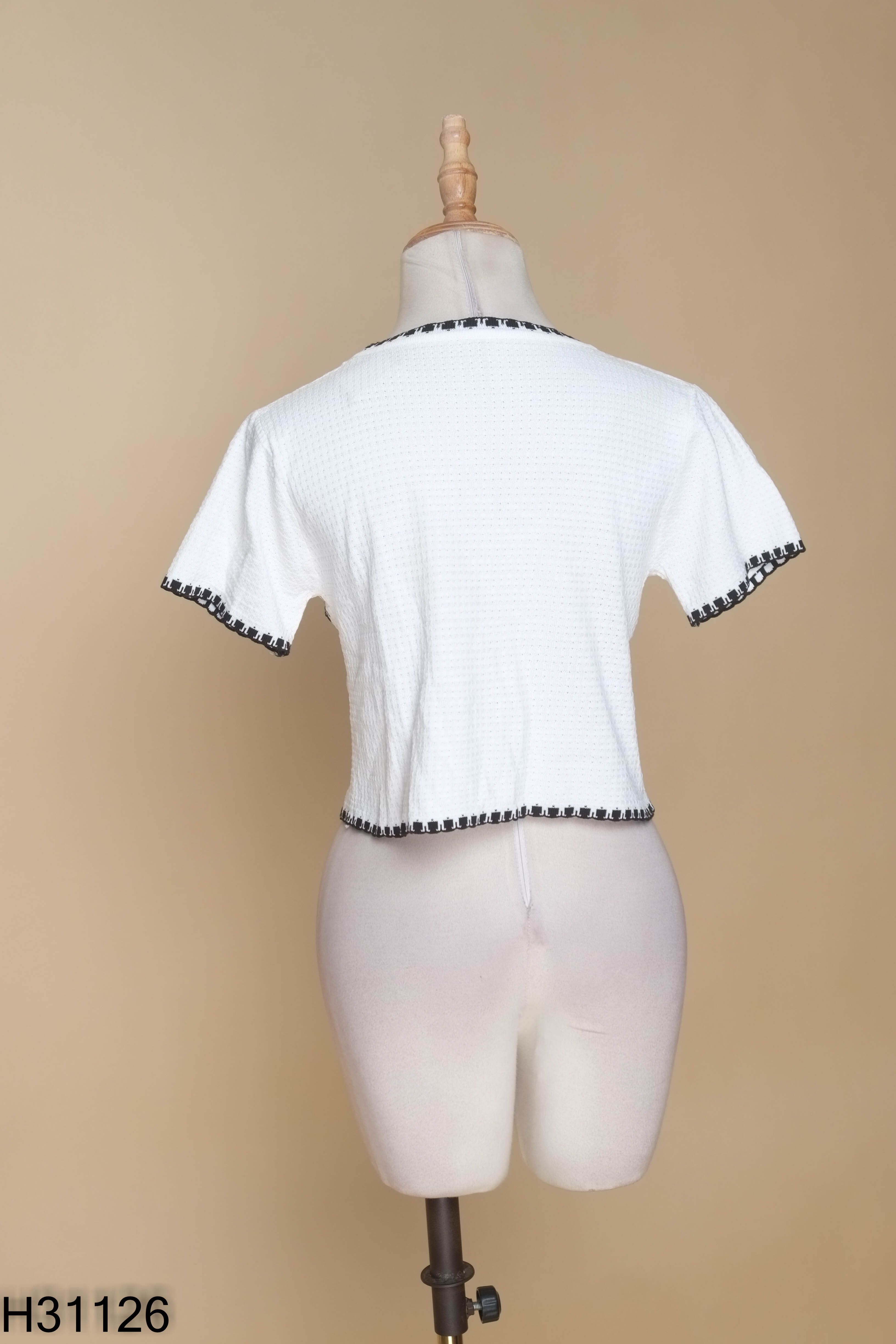 Áo thun trắng cúc vàng