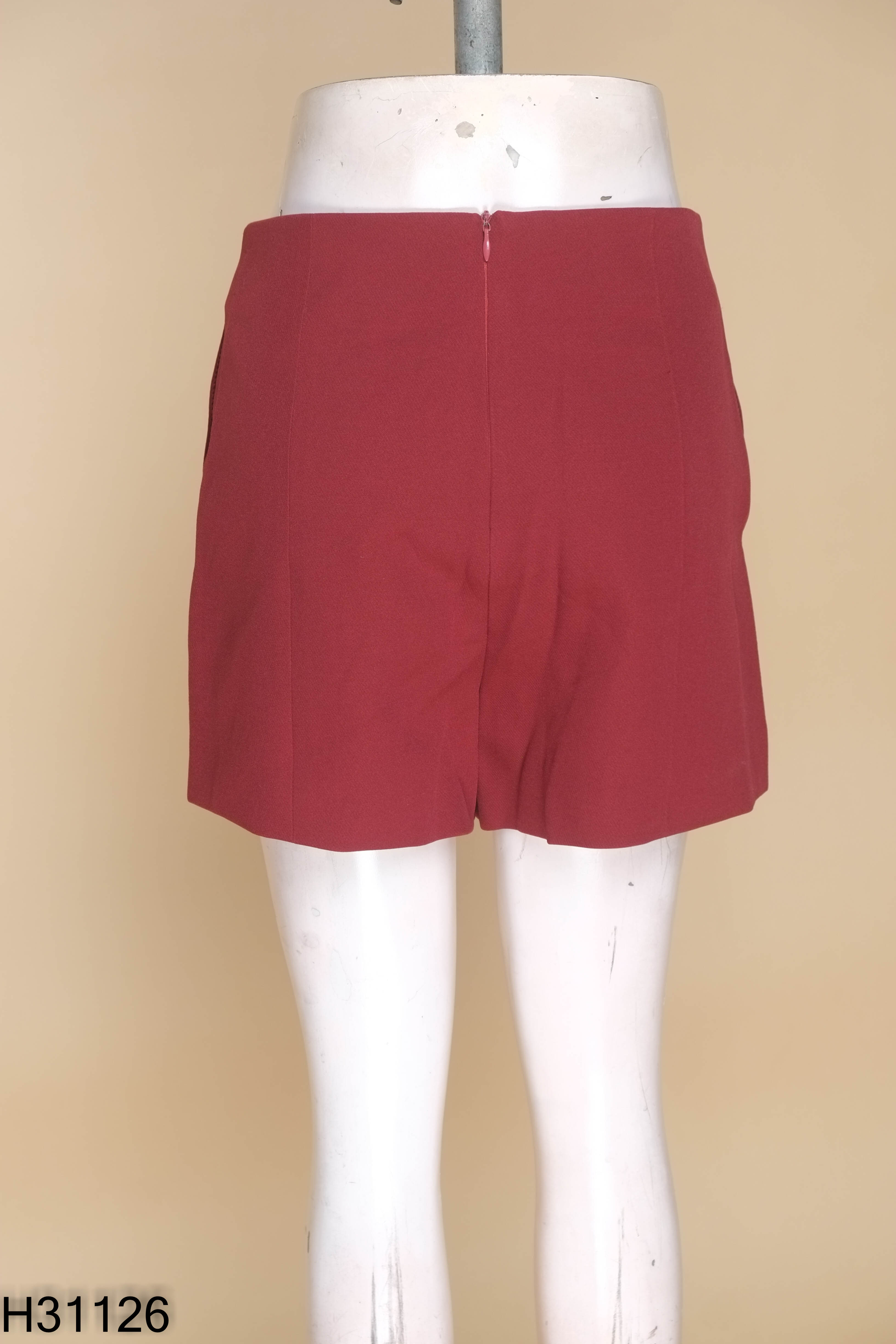 Quần shorts đỏ khuy