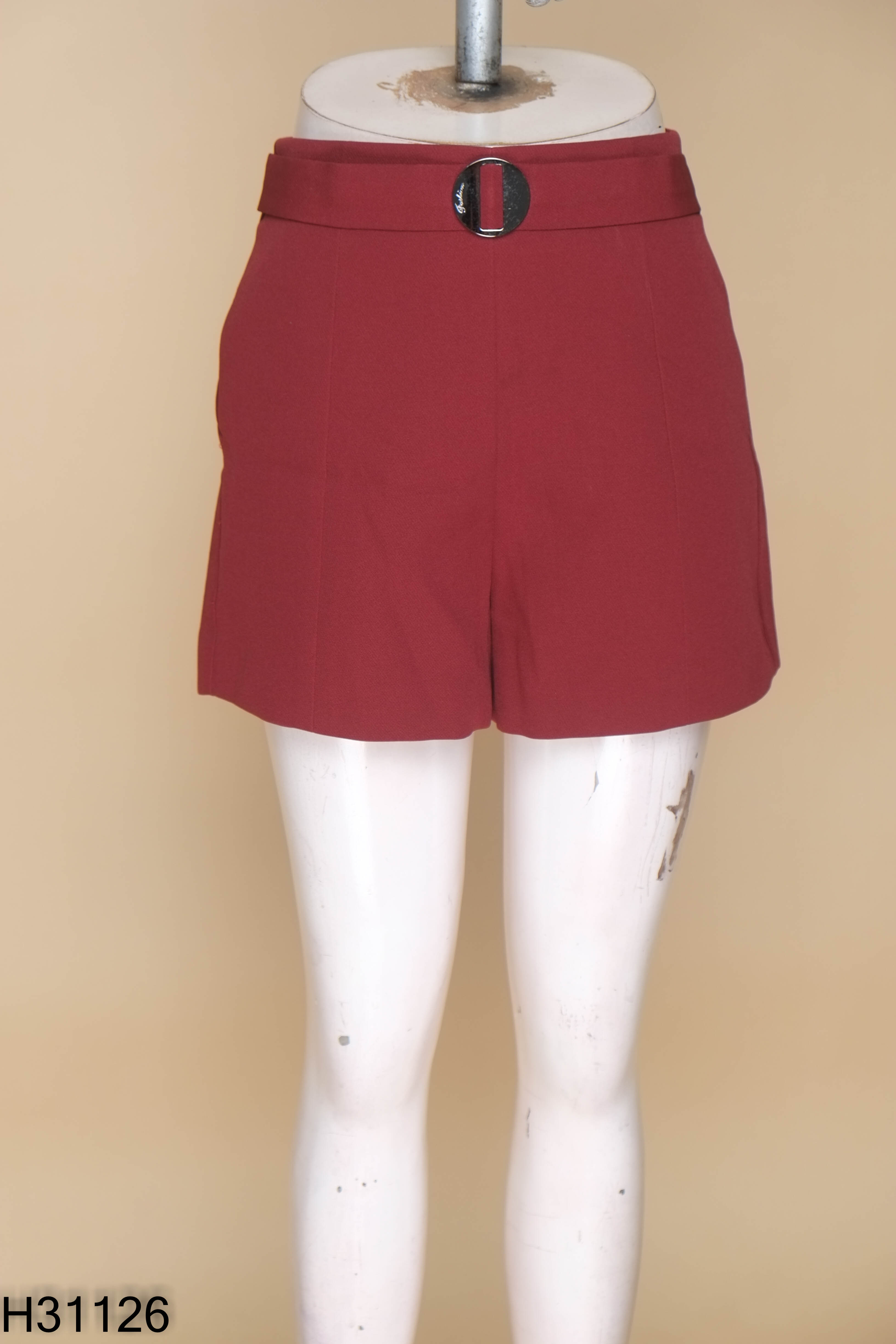 Quần shorts đỏ khuy