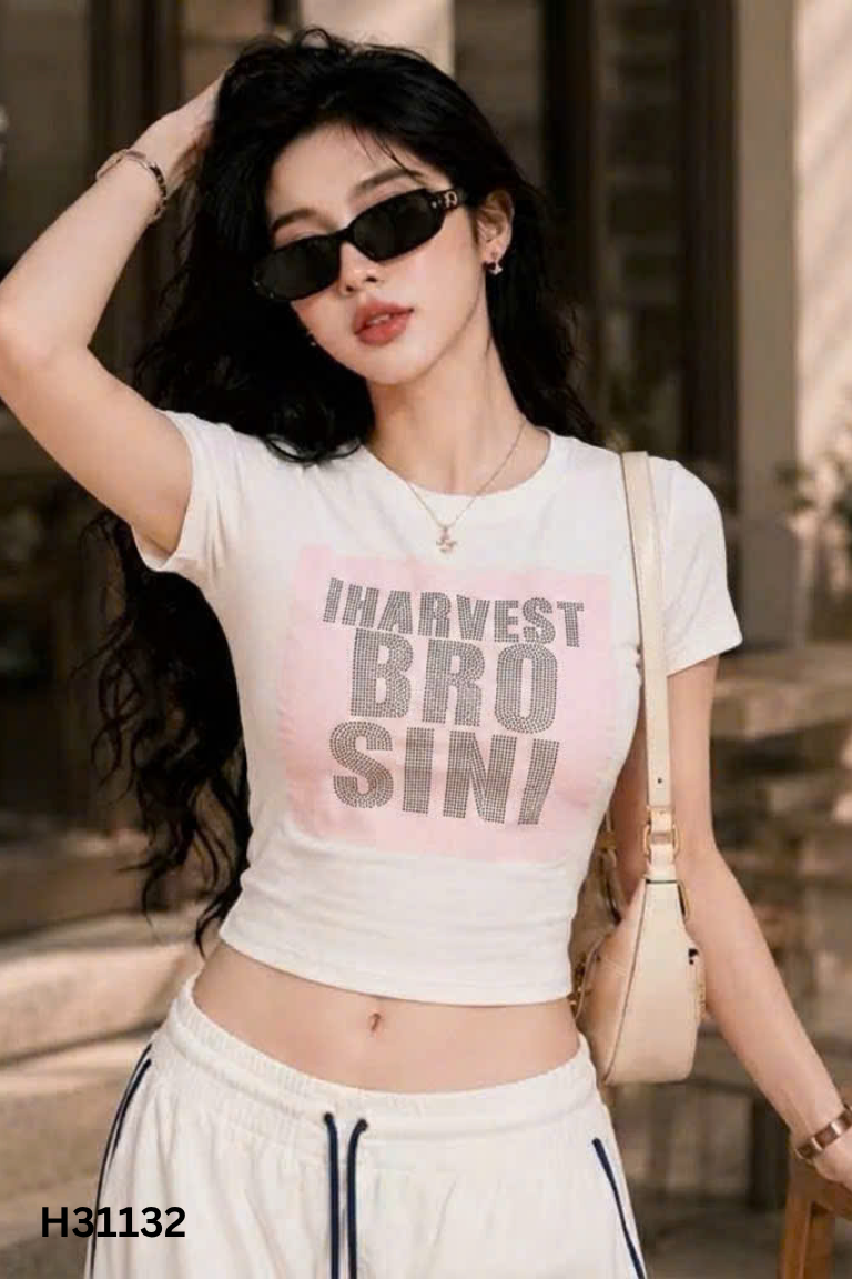 Áo thun trắng chữ đính đá