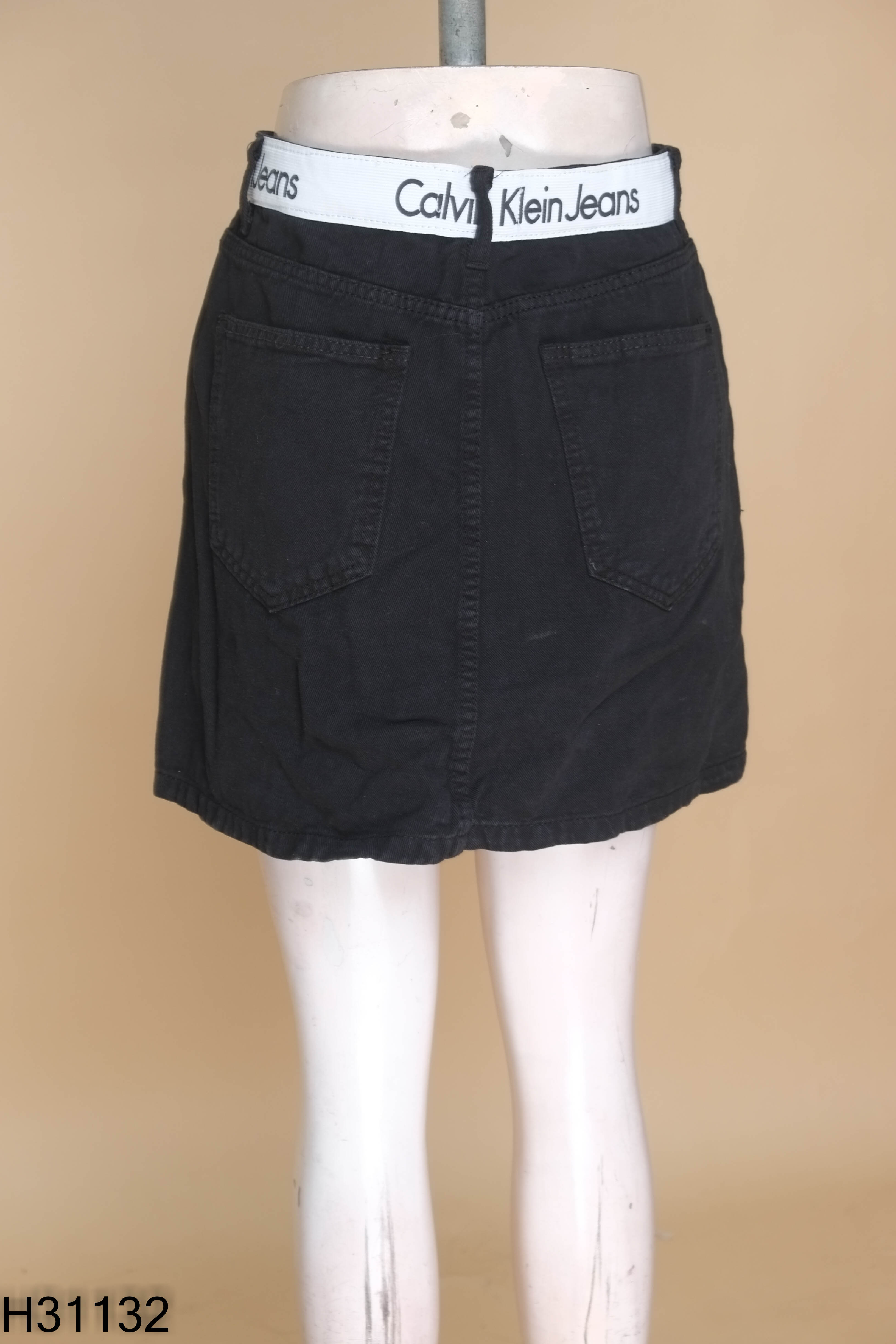 Chân váy jeans đen viền trắng