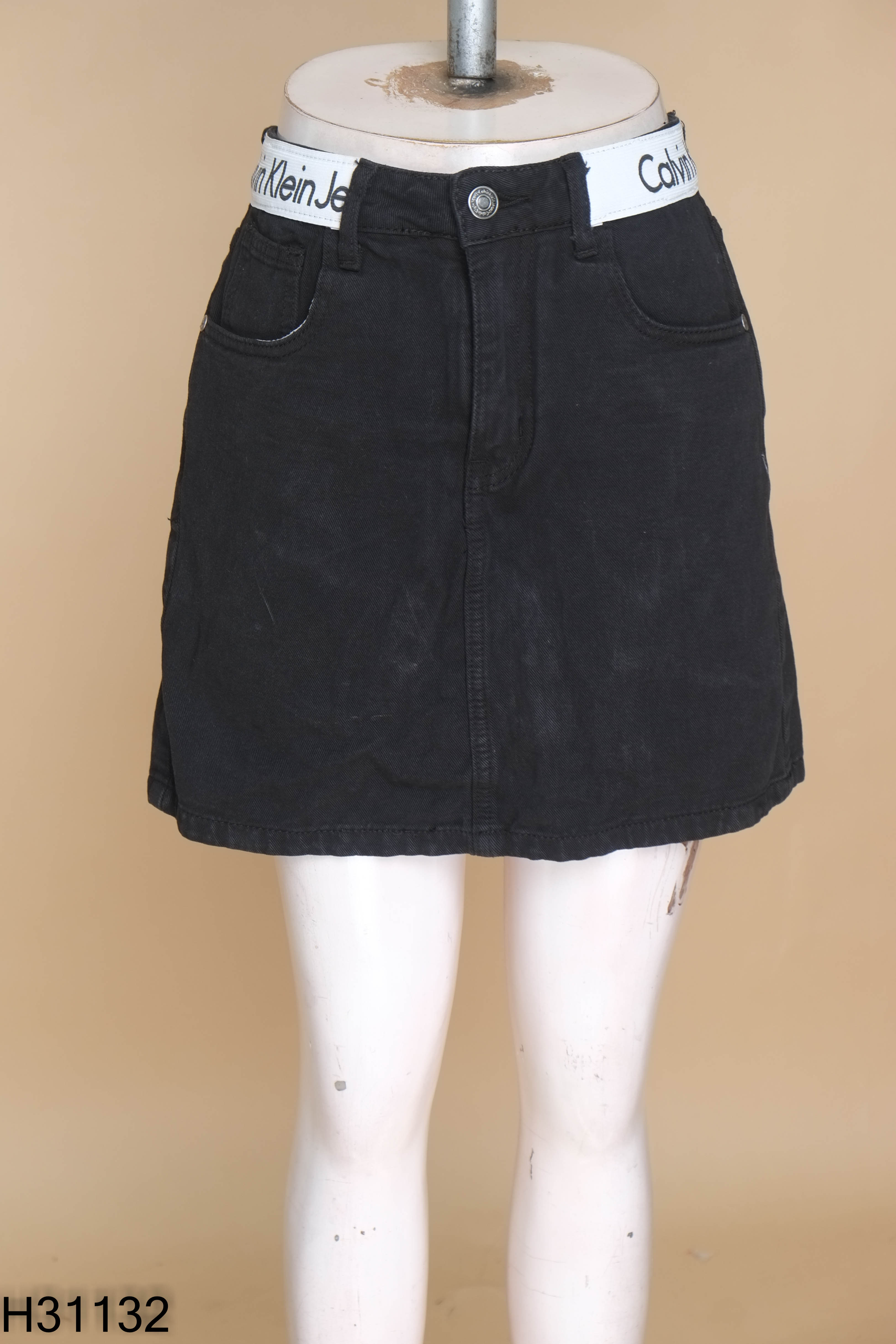 Chân váy jeans đen viền trắng