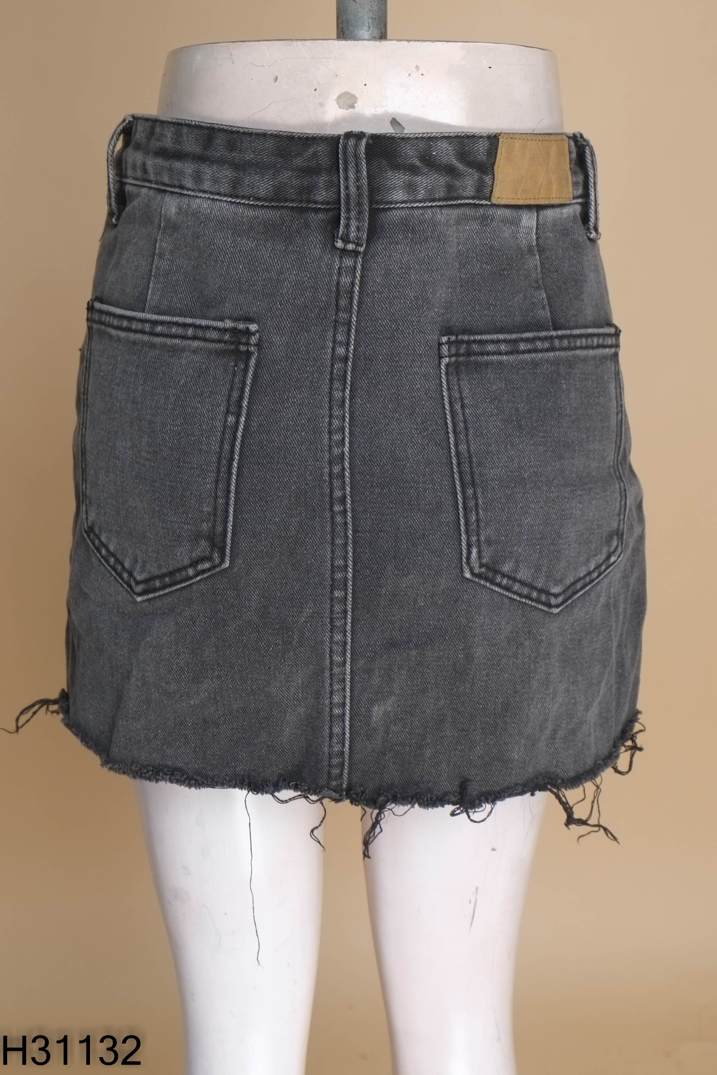Chân váy jeans đen tua rua phối túi