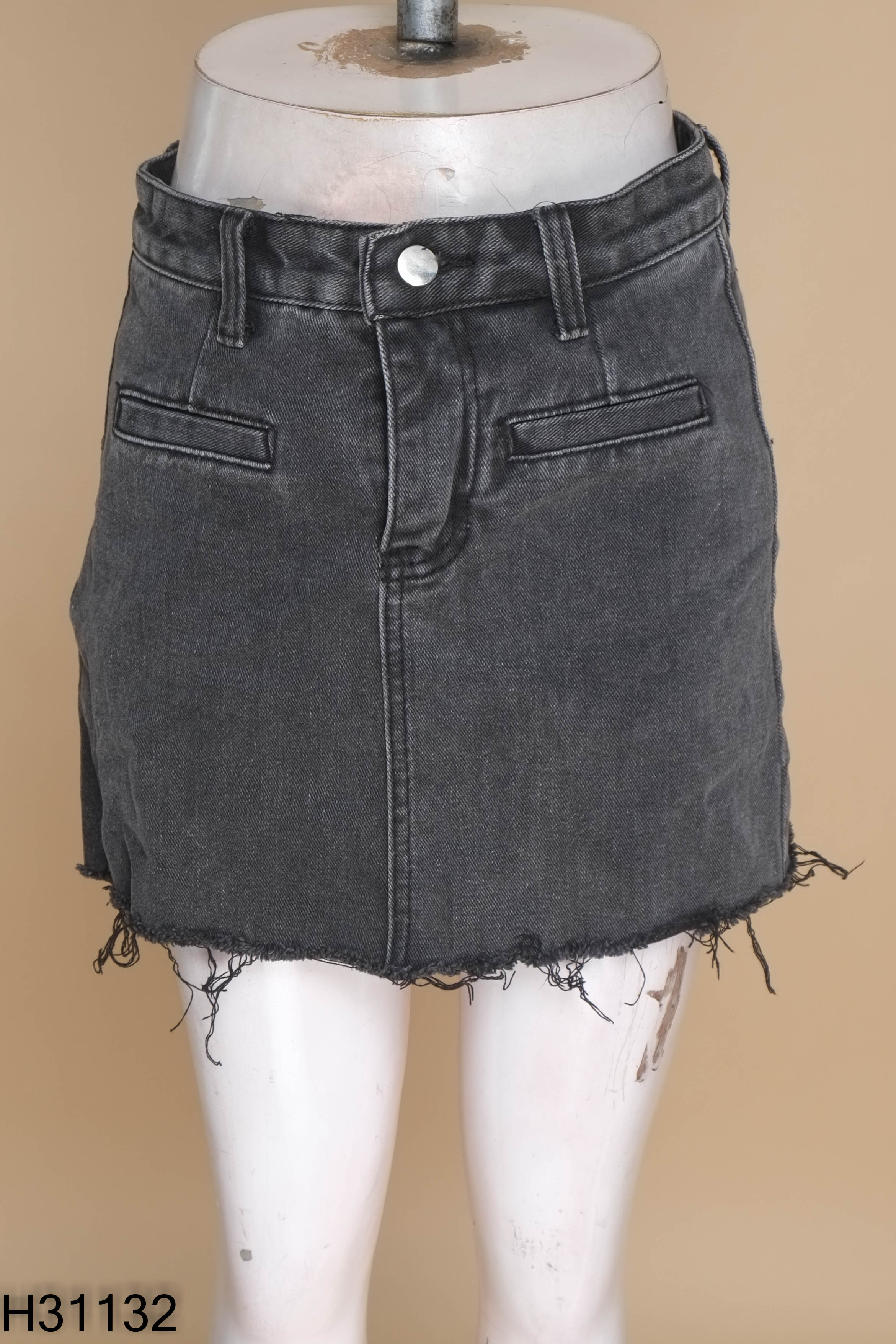 Chân váy jeans đen tua rua phối túi
