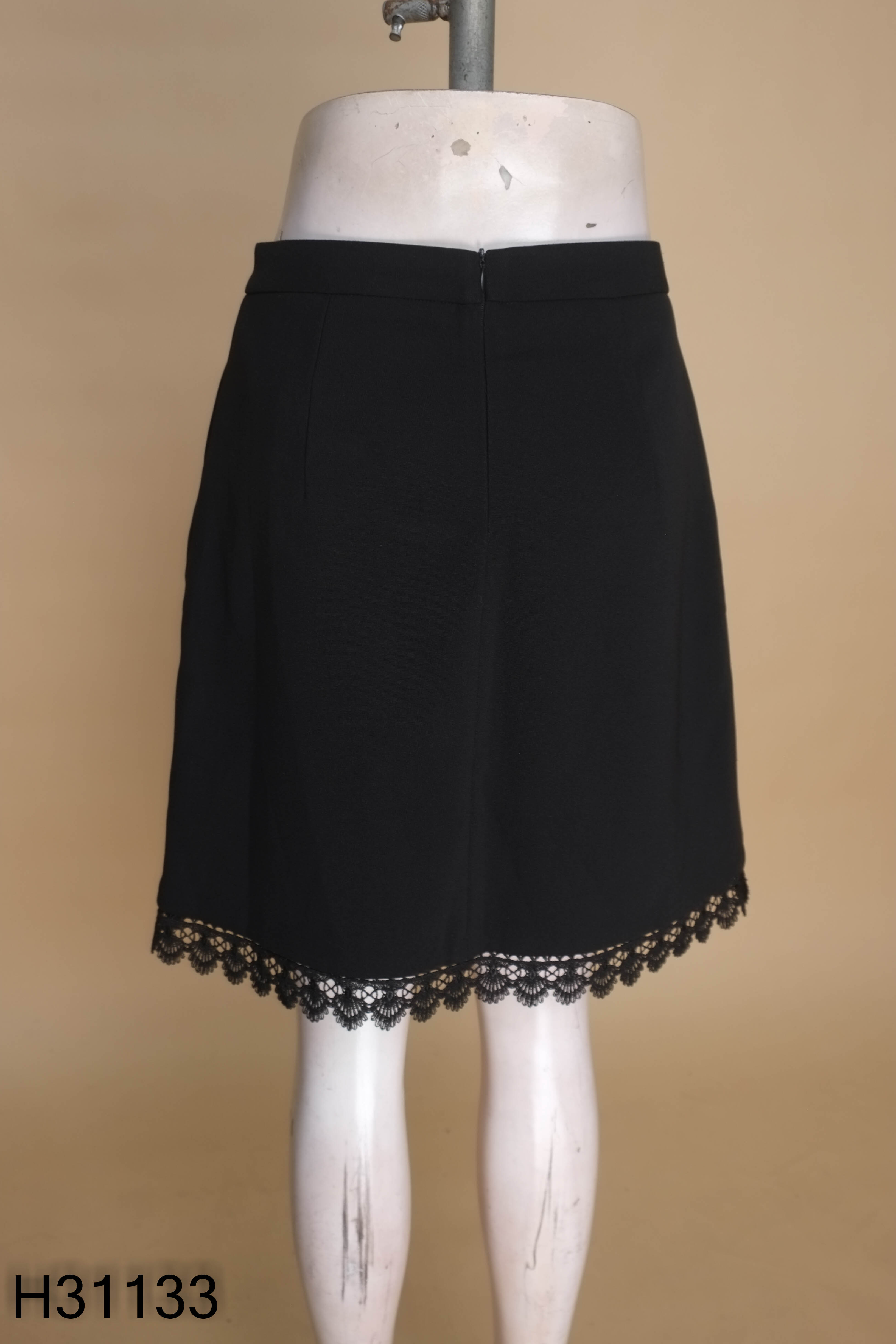 Chân váy đen viền ren