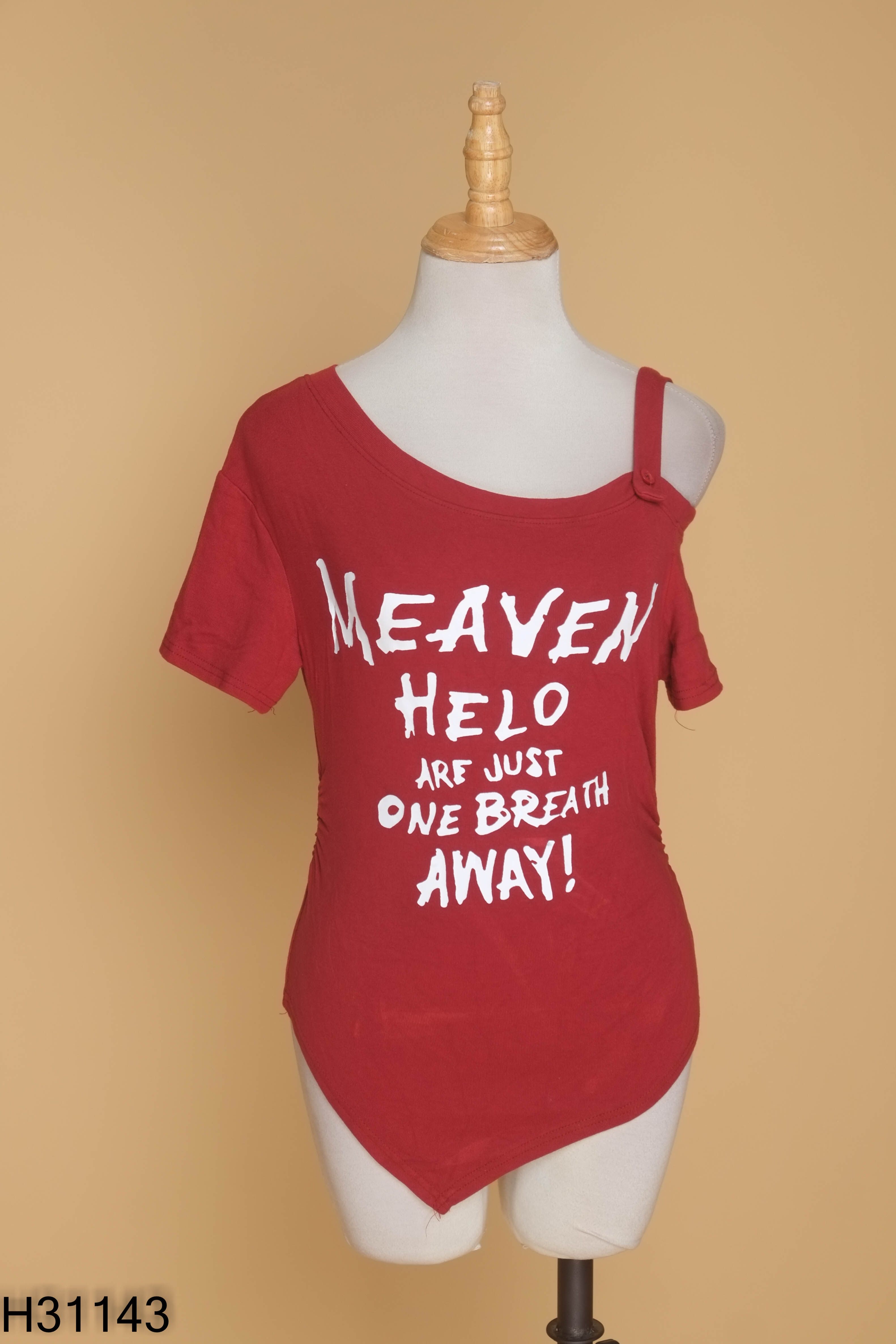 Áo cotton đỏ lệch vai