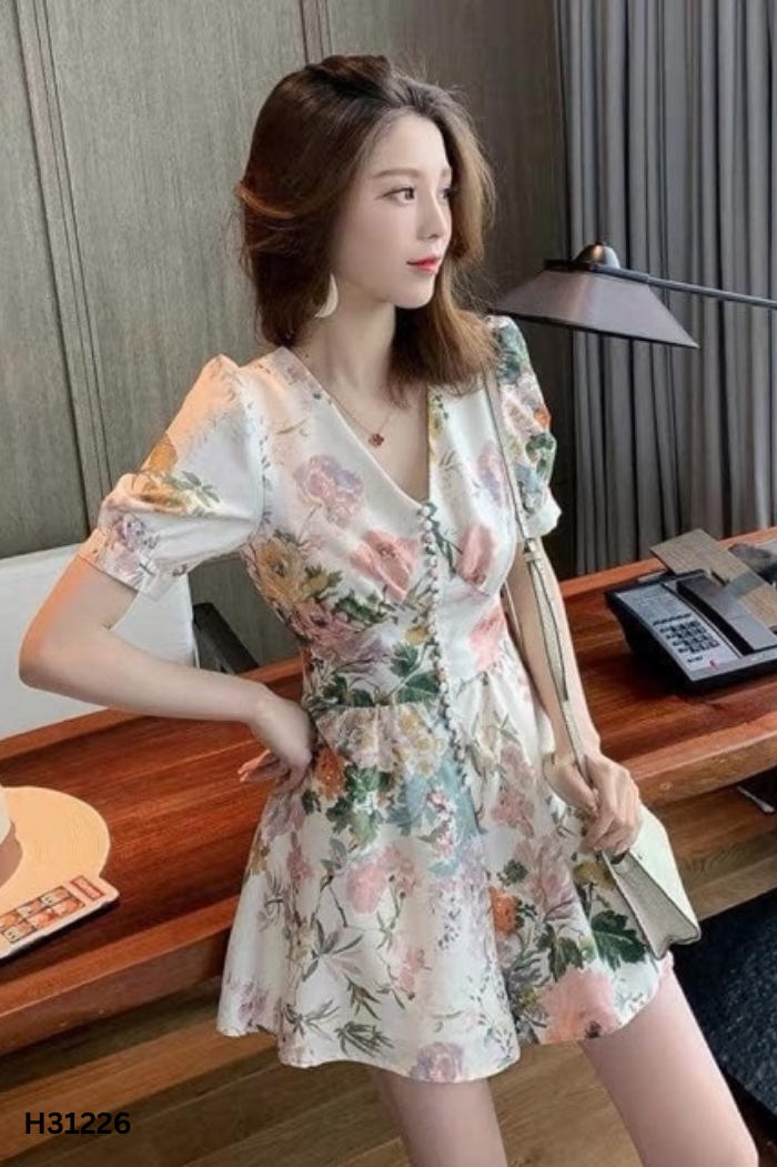 Jumpsuit trắng họa tiết hồng xanh