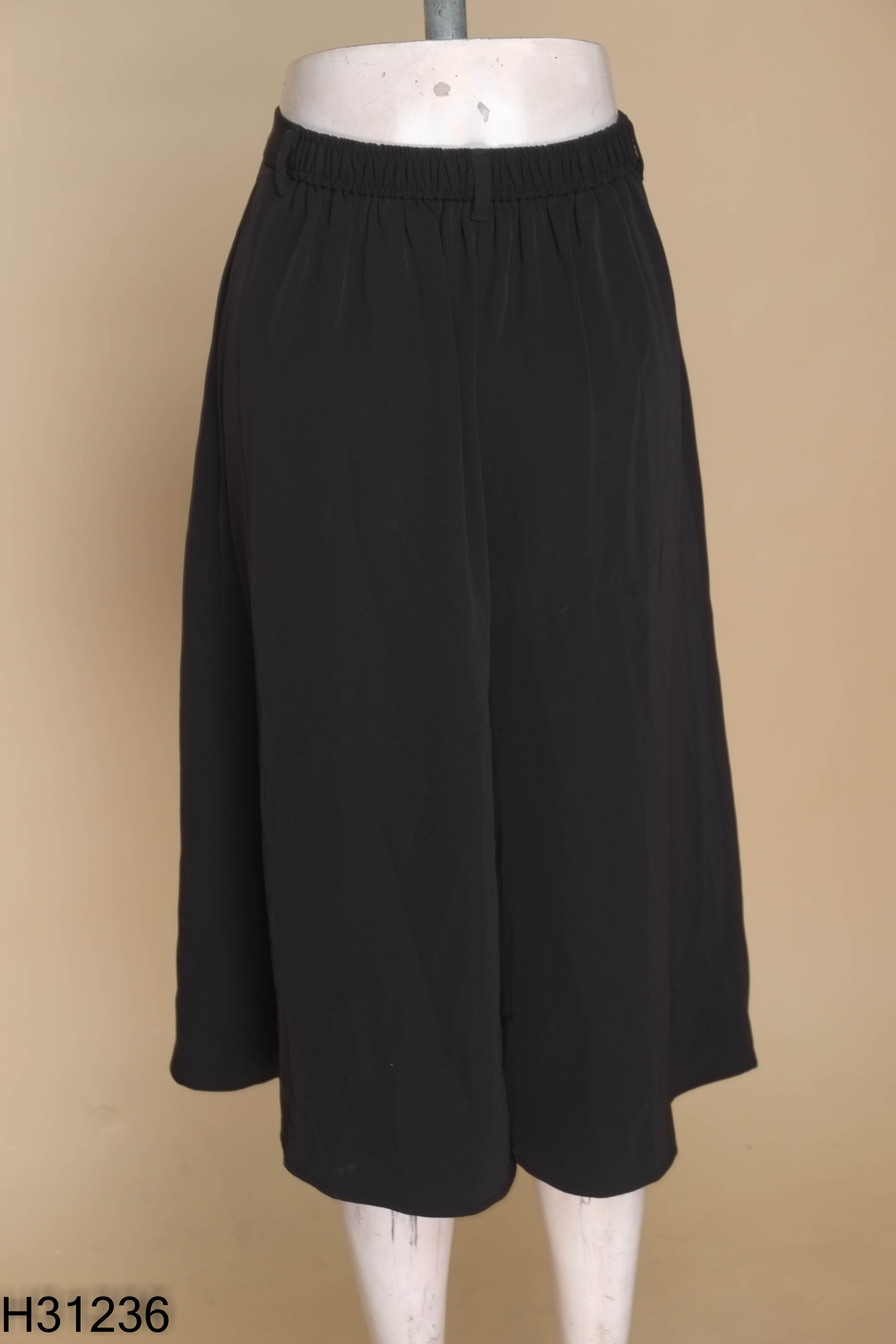 NEWTAG GU quần shorts lửng đen