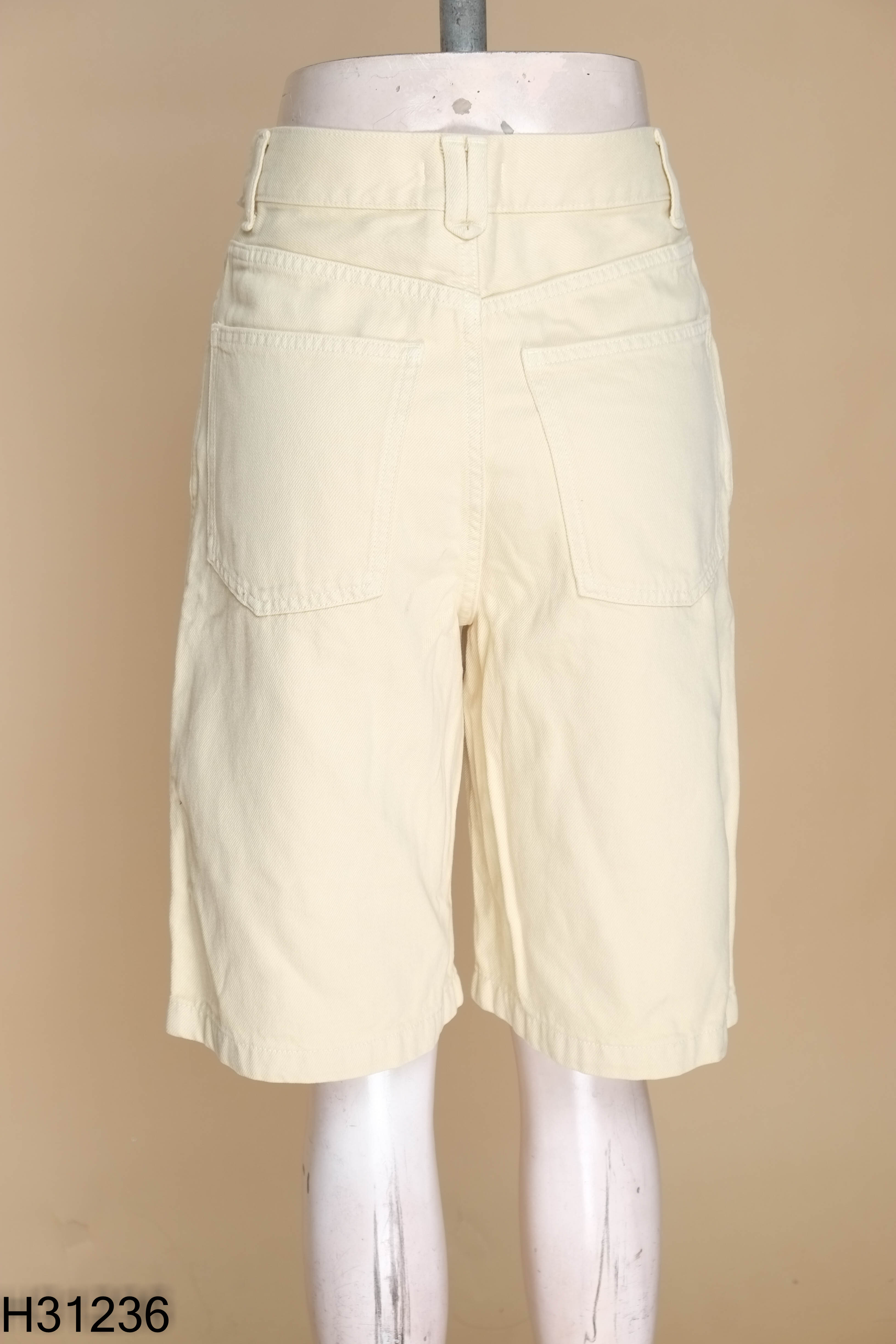 Quần shorts UNIQLO vàng nhạt kaki
