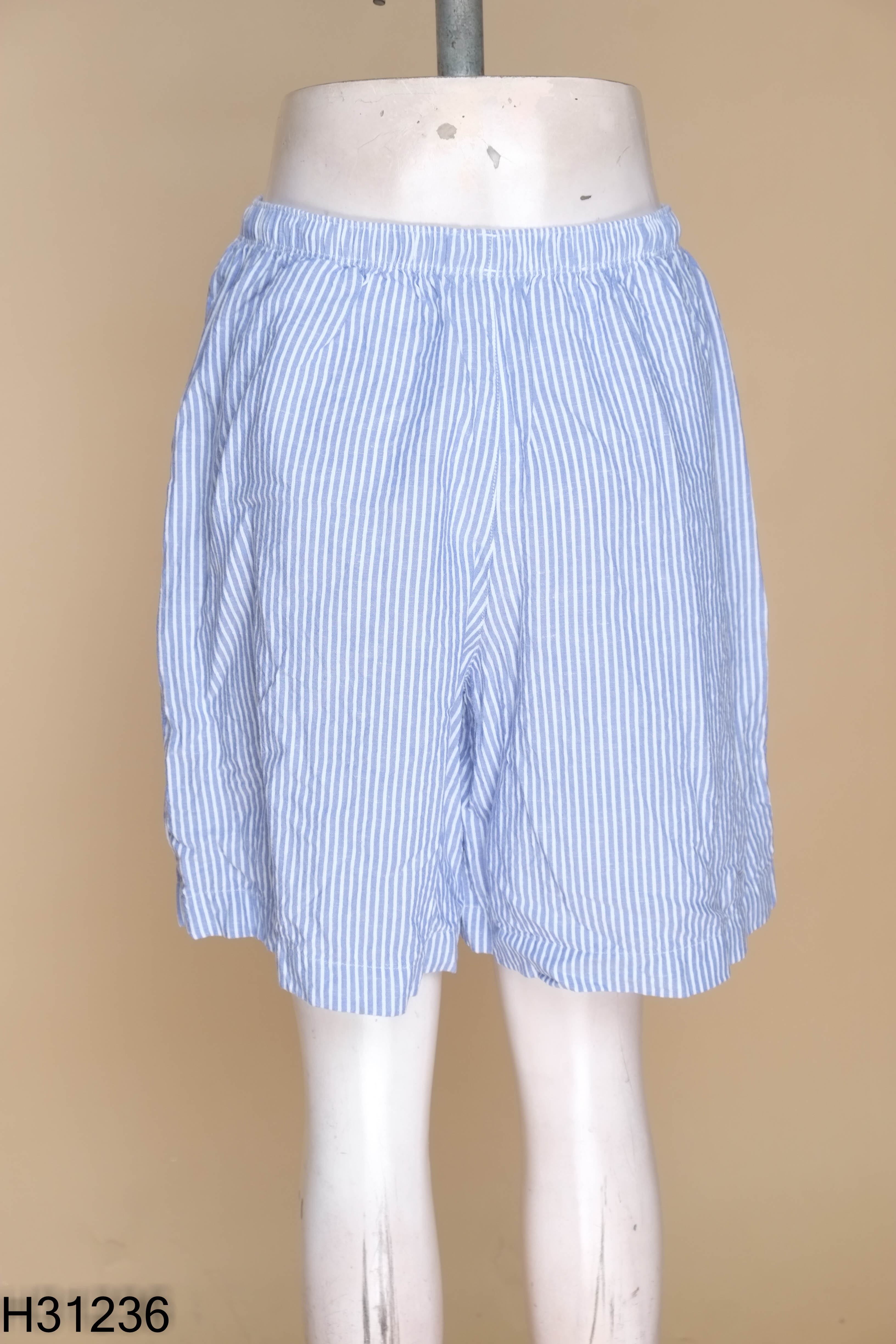 Quần shorts xanh kẻ cạp chun