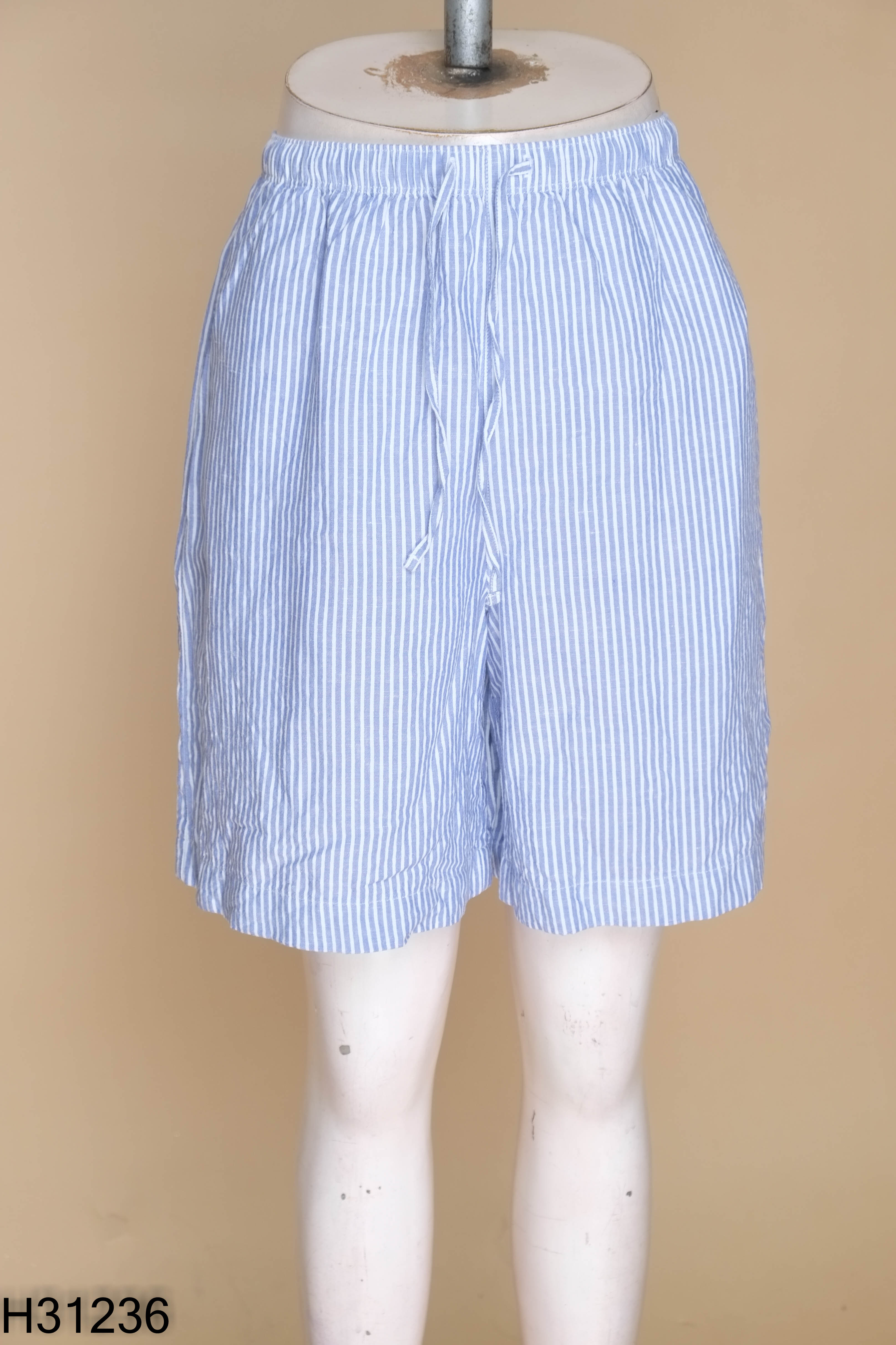 Quần shorts xanh kẻ cạp chun