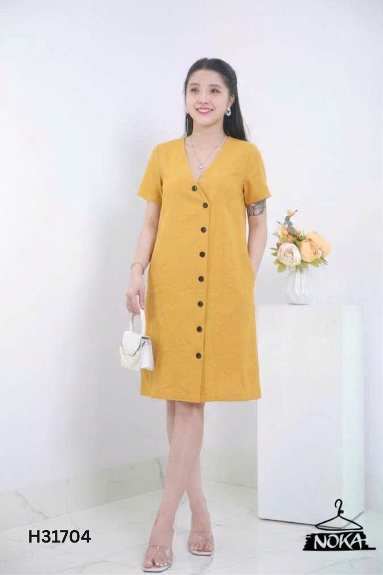 Váy vàng 92WEAR cổ tim trơn