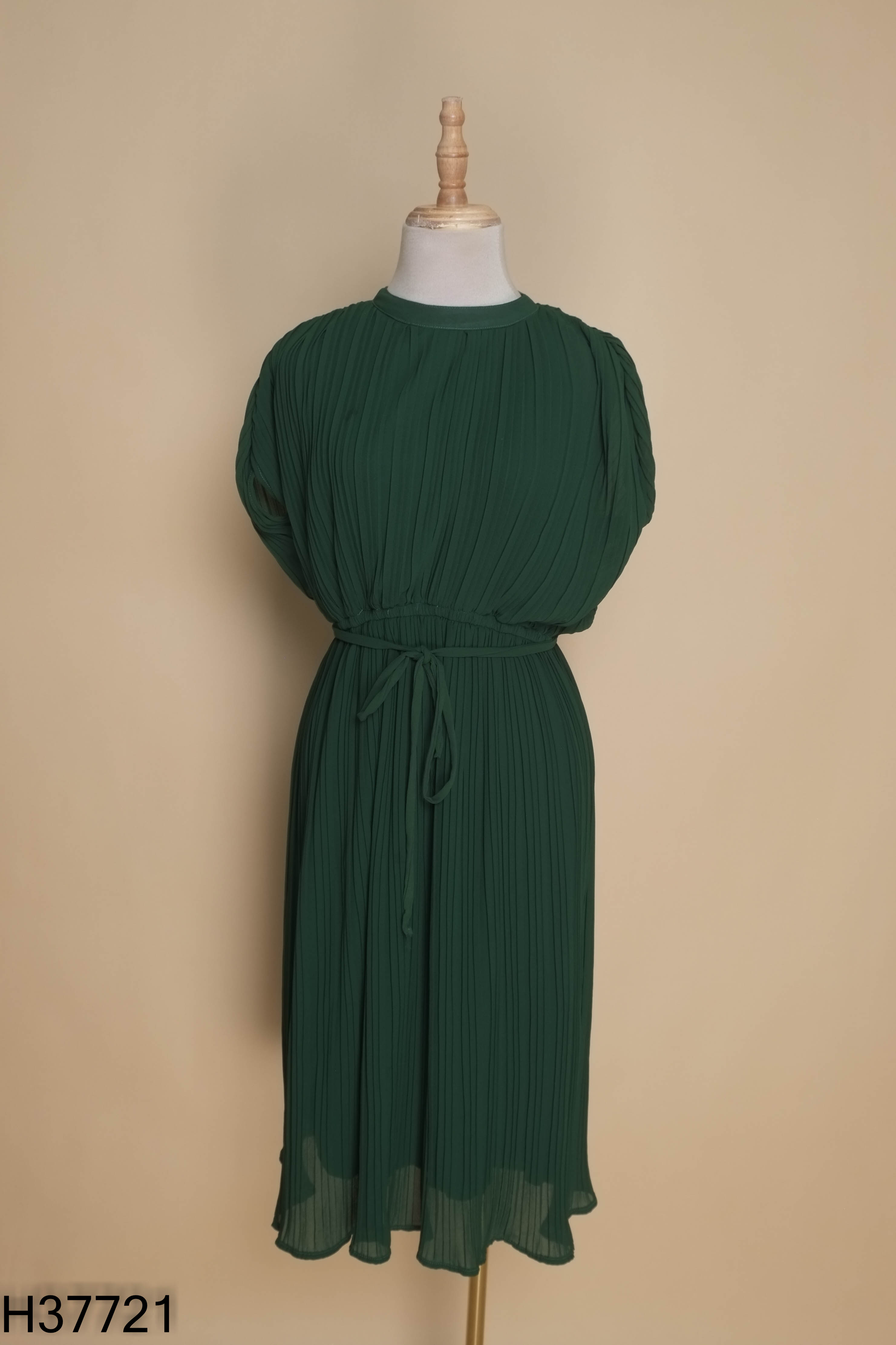 Váy xanh xếp ly trơn