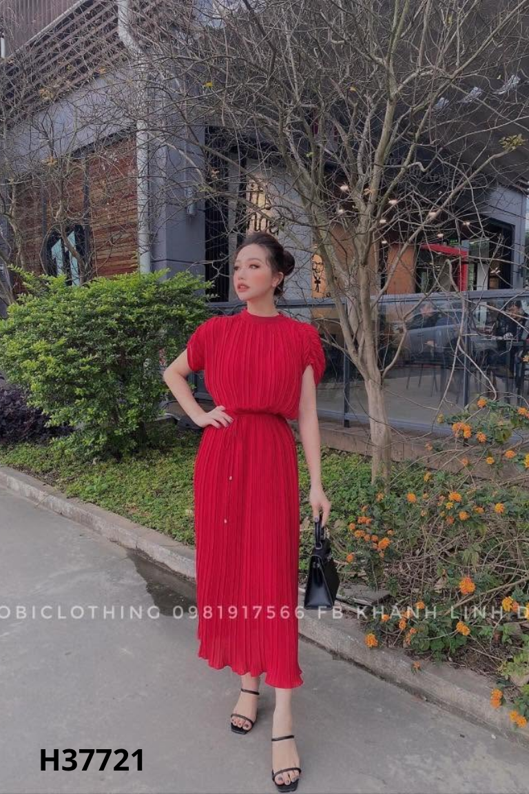 Váy đỏ xếp ly trơn
