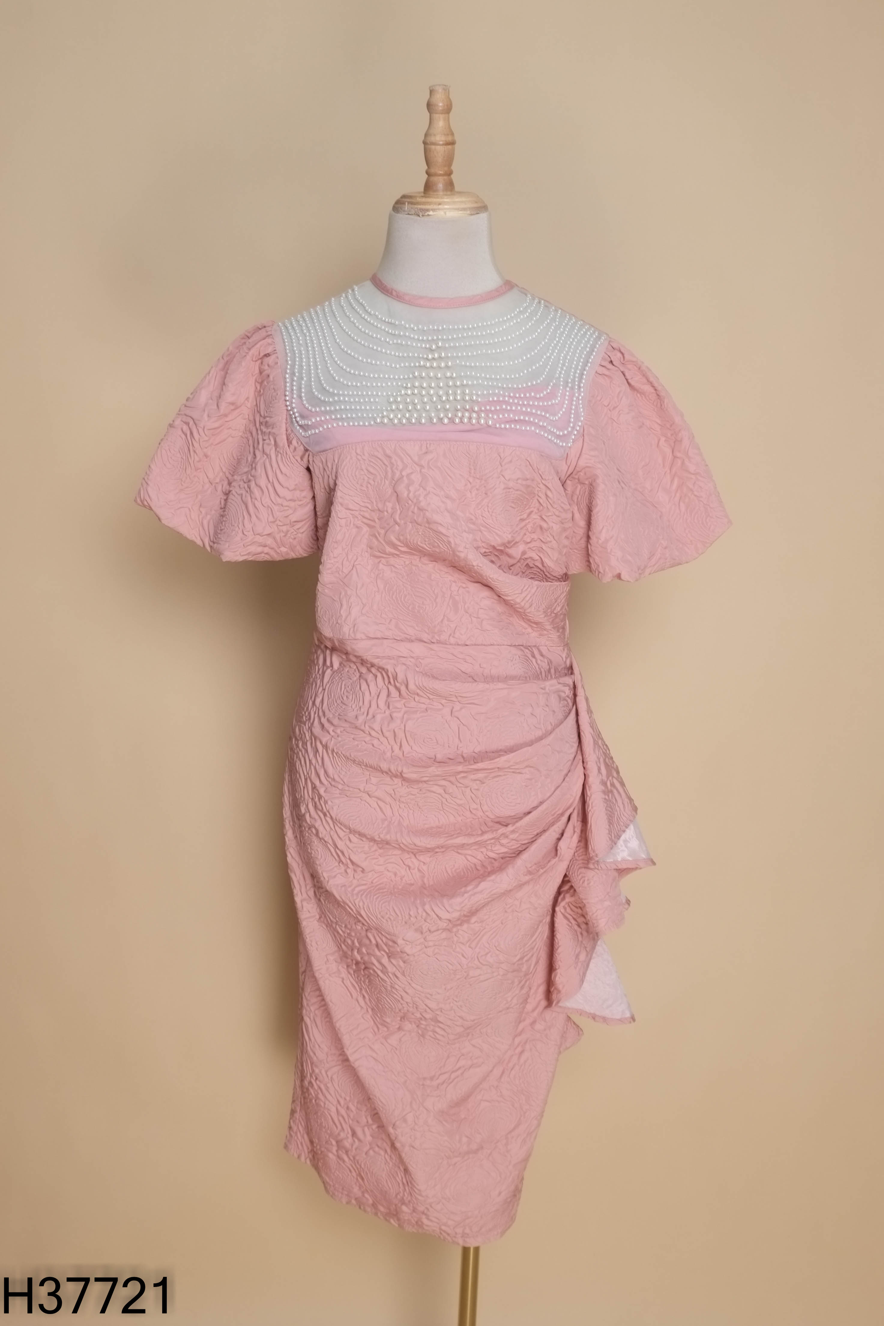 Váy hồng cổ đính ngọc lệch tà