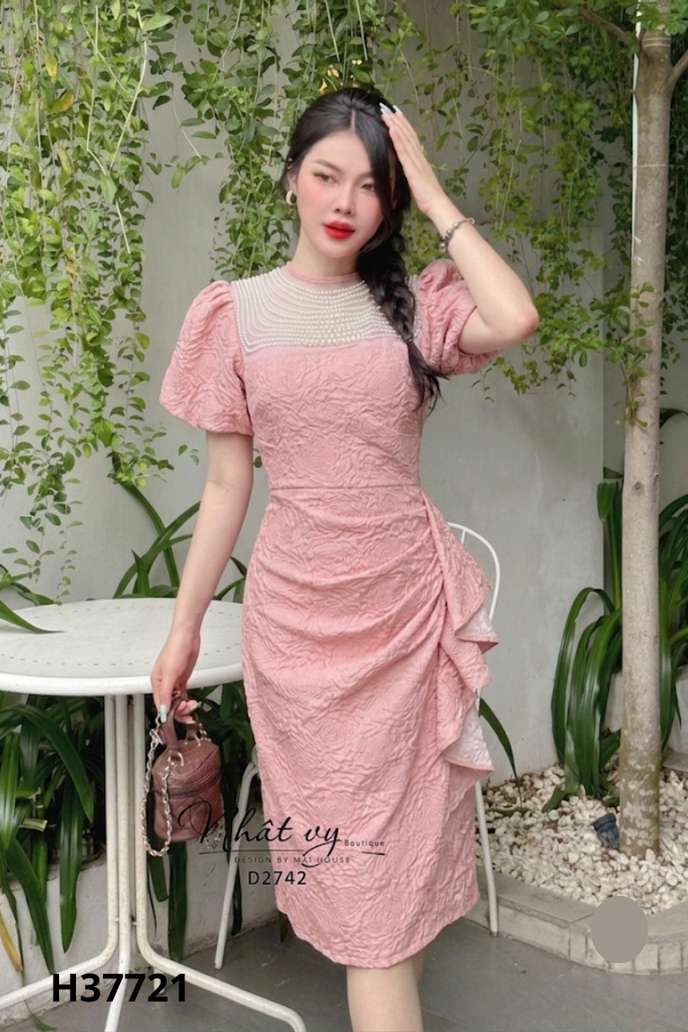 Váy hồng cổ đính ngọc lệch tà