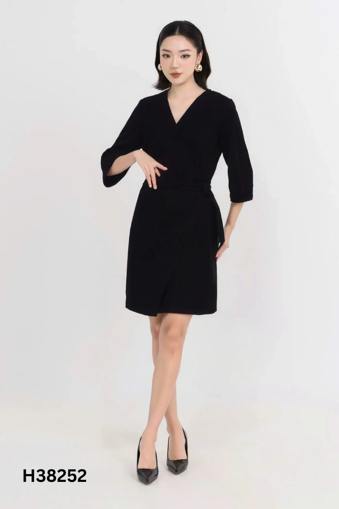 Váy đen buộc vạt lệch
