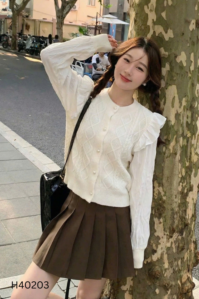 Áo len trắng phối tay bèo cúc ngọc