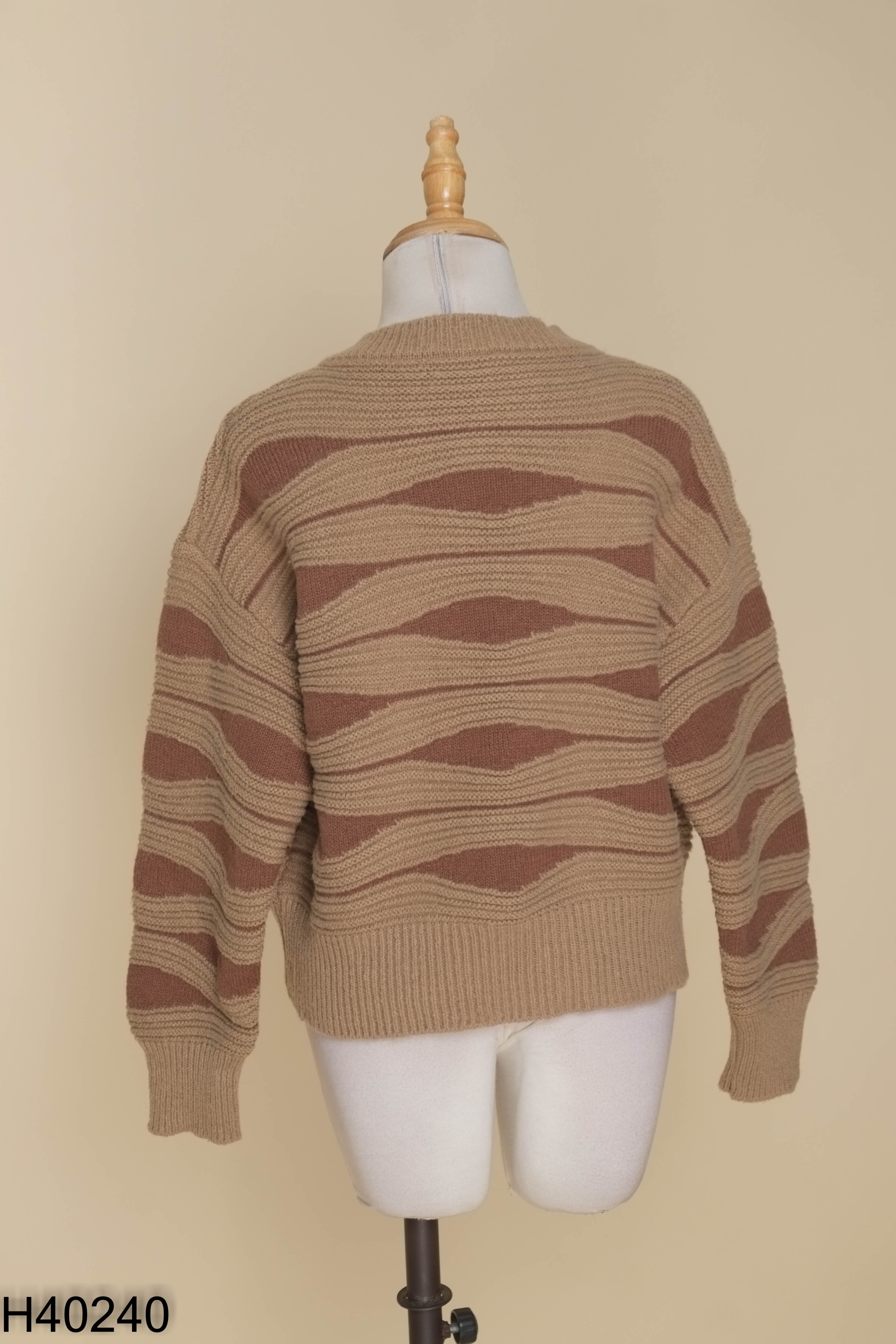 Áo len cardigan nâu họa tiết sọc