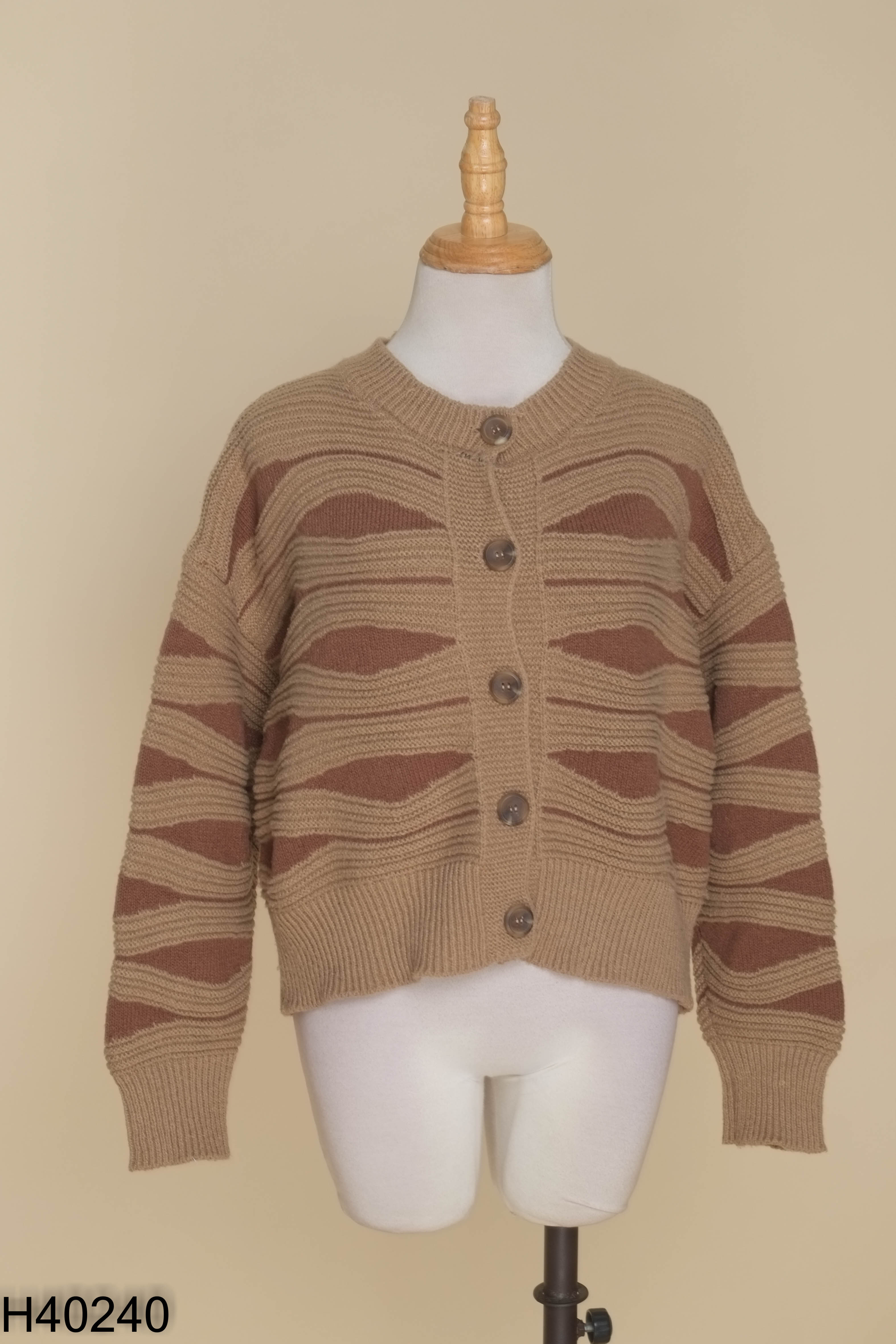 Áo len cardigan nâu họa tiết sọc