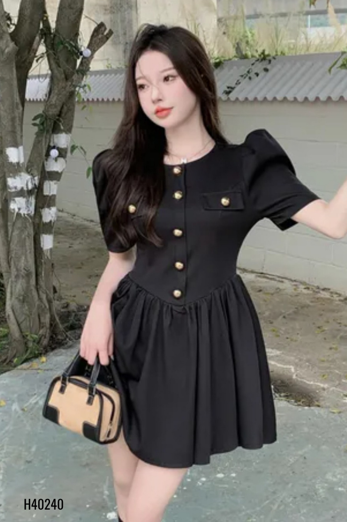 Váy đen phối cúc vàng