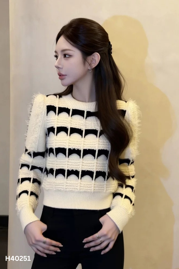 Áo len trắng phối đen