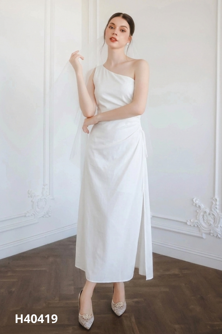 Váy lụa trắng hở eo