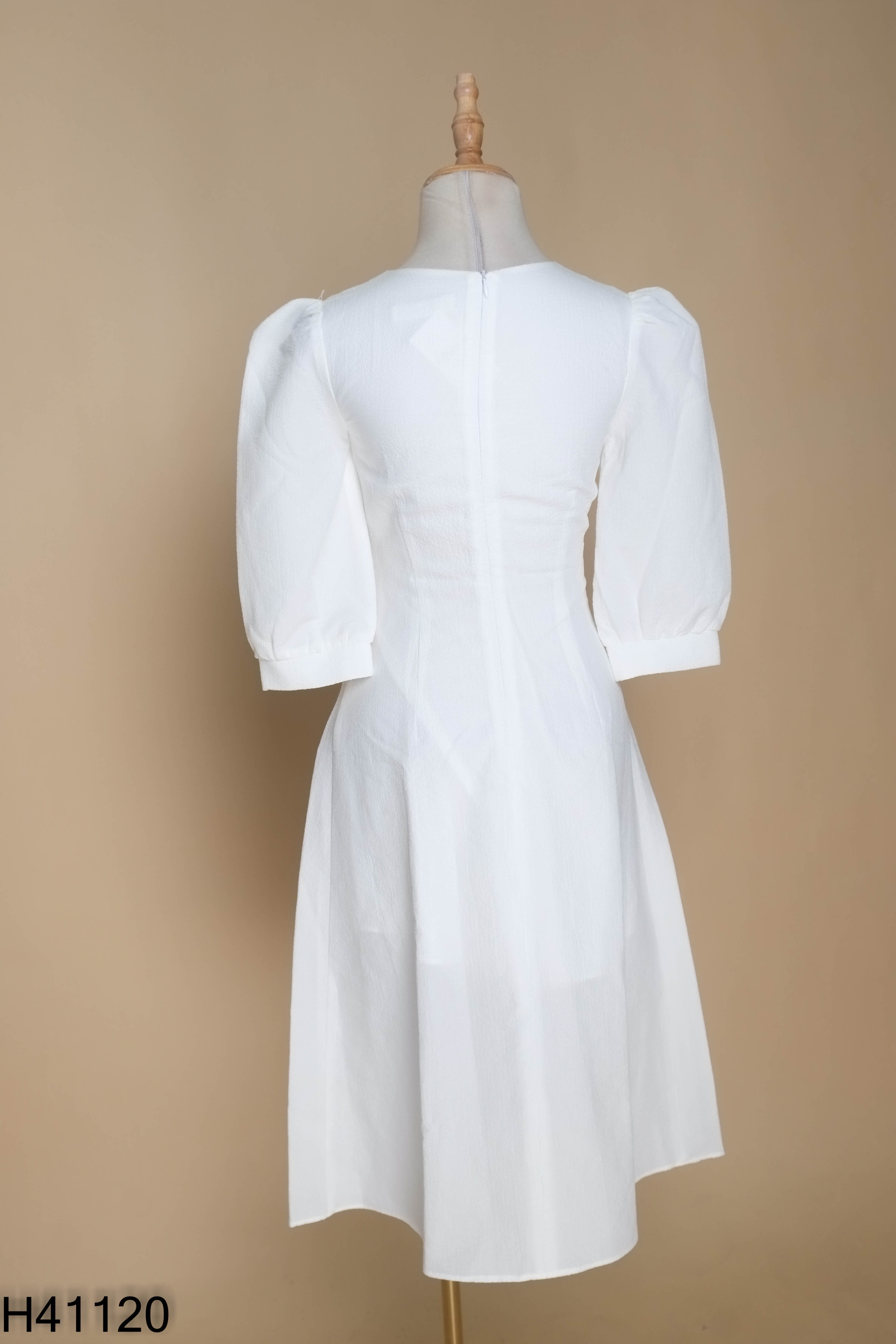 Váy CHARME STORE trắng cổ tròn